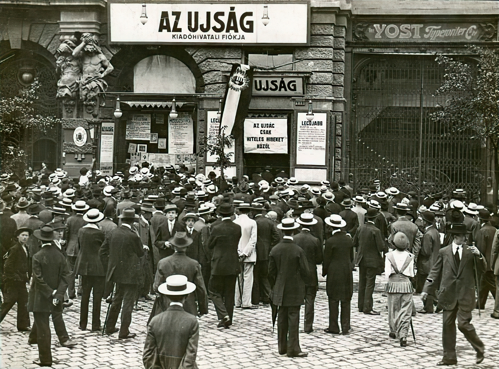 Hungary, Budapest VII., Erzsébet körút a New York-palota előtt, az 1914. augusztusi mozgosítás idején., 1914, Országos Széchényi Könyvtár, Budapest, store display, hat, portal, newspaper, newsstand, Fortepan #256082