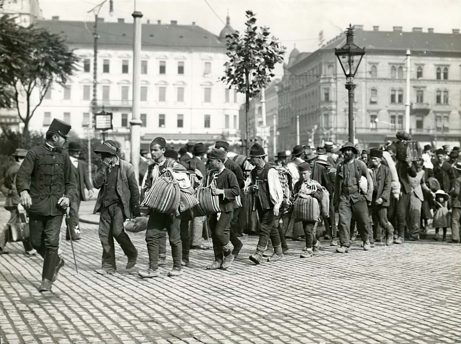 Magyarország, Budapest VIII.,Budapest VII., Baross tér, szerb internáltak, háttérben a Bethlen Gábor utca torkolata. A felvétel 1914. augusztus végén készült., 1914, Országos Széchényi Könyvtár, Müllner János, Budapest, háton hordozni, batyu, felvonulás, Fortepan #256085