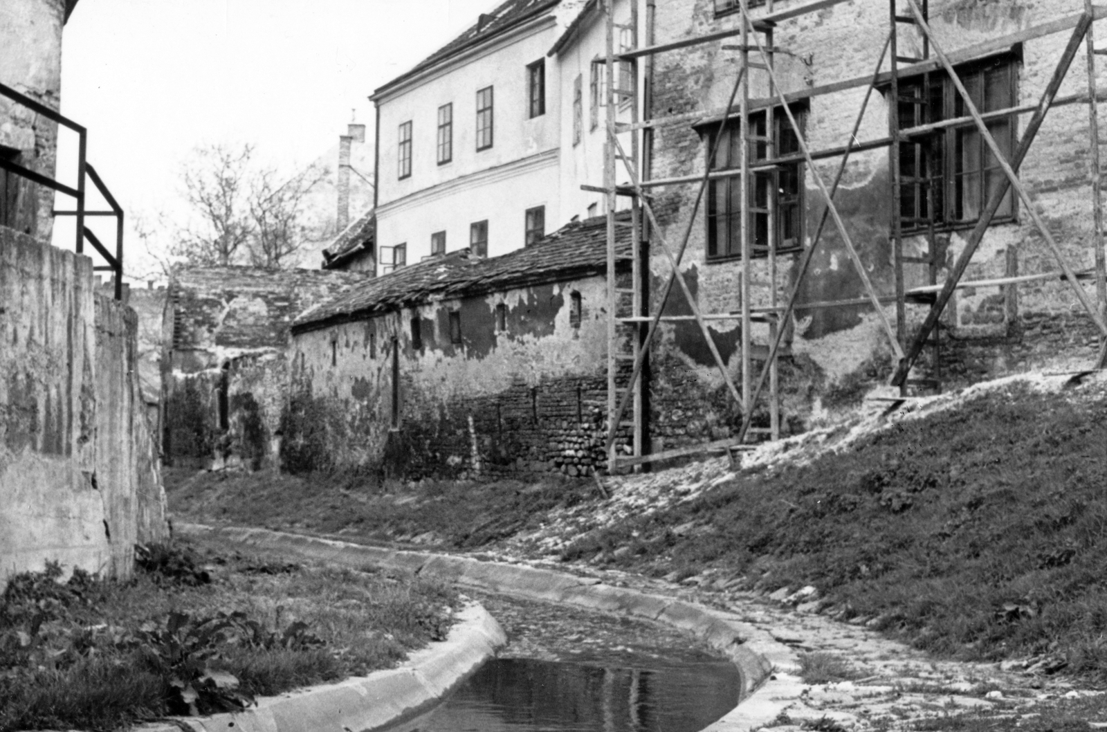 Hungary, Sopron, az Ikva patak a Festő köznél levő híd alól fényképezve, jobbra a Várkerület (Lenin körút) 11. felállványozott hátsó homlokzata., 1962, Kovács László Péter, scaffolding, Fortepan #25609