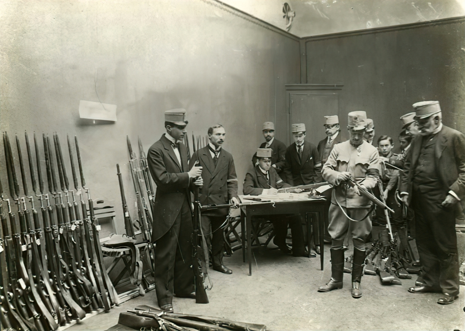 Magyarország, Budapest V., Erzsébet tér, Nemzeti Szalon, a Budapesti Polgárőrség tagjai 1914. októberében., 1914, Országos Széchényi Könyvtár, Müllner János, Budapest, fegyver, Fortepan #256099