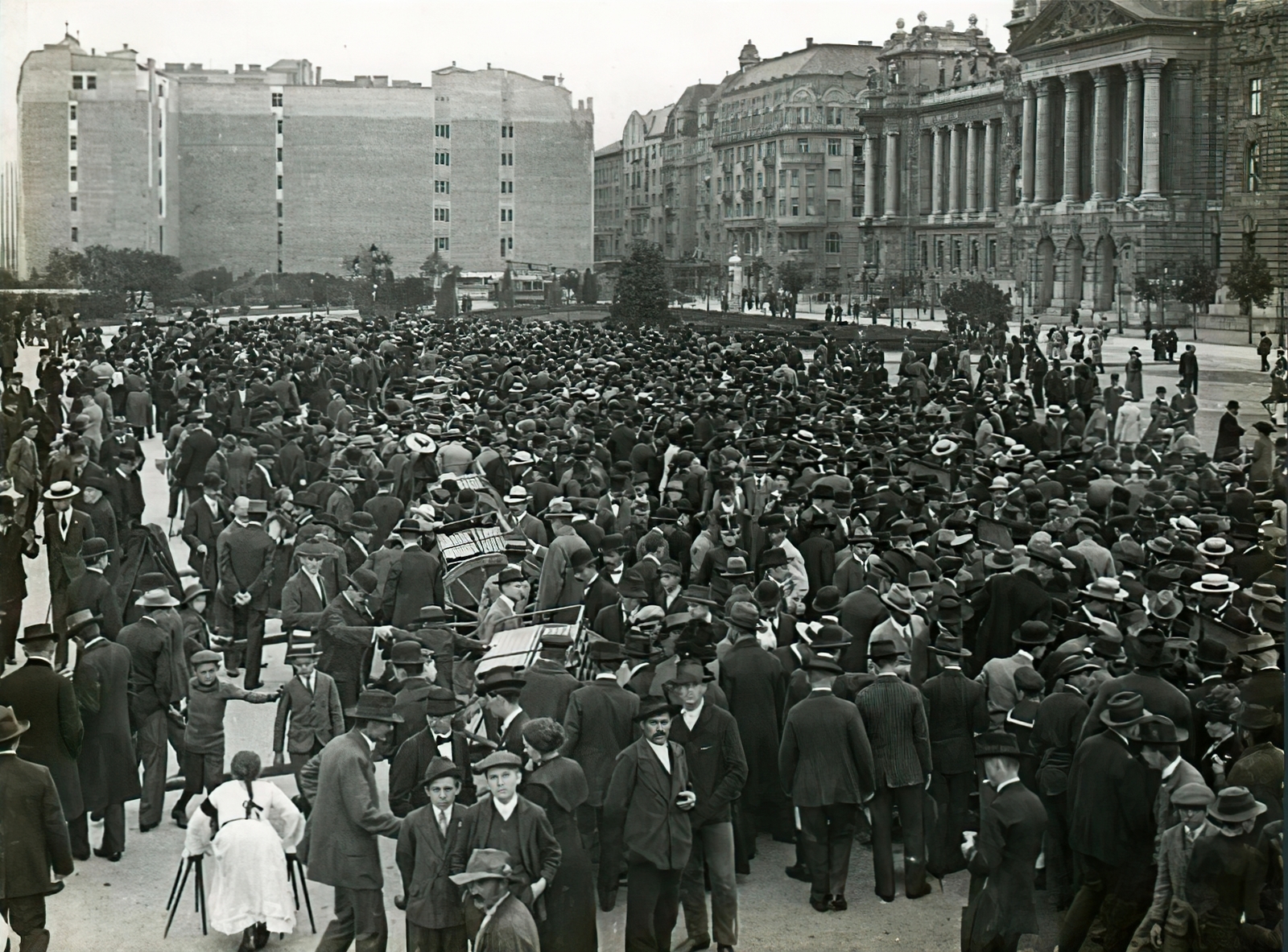 Hungary, Budapest V., Kossuth Lajos (Országház) tér a Parlament előtt. Az oroszoktól zsákmányolt, kiállított 16 ágyút szemlélő tömeg., 1914, Országos Széchényi Könyvtár, Budapest, First World War, mass, gaping, Fortepan #256102