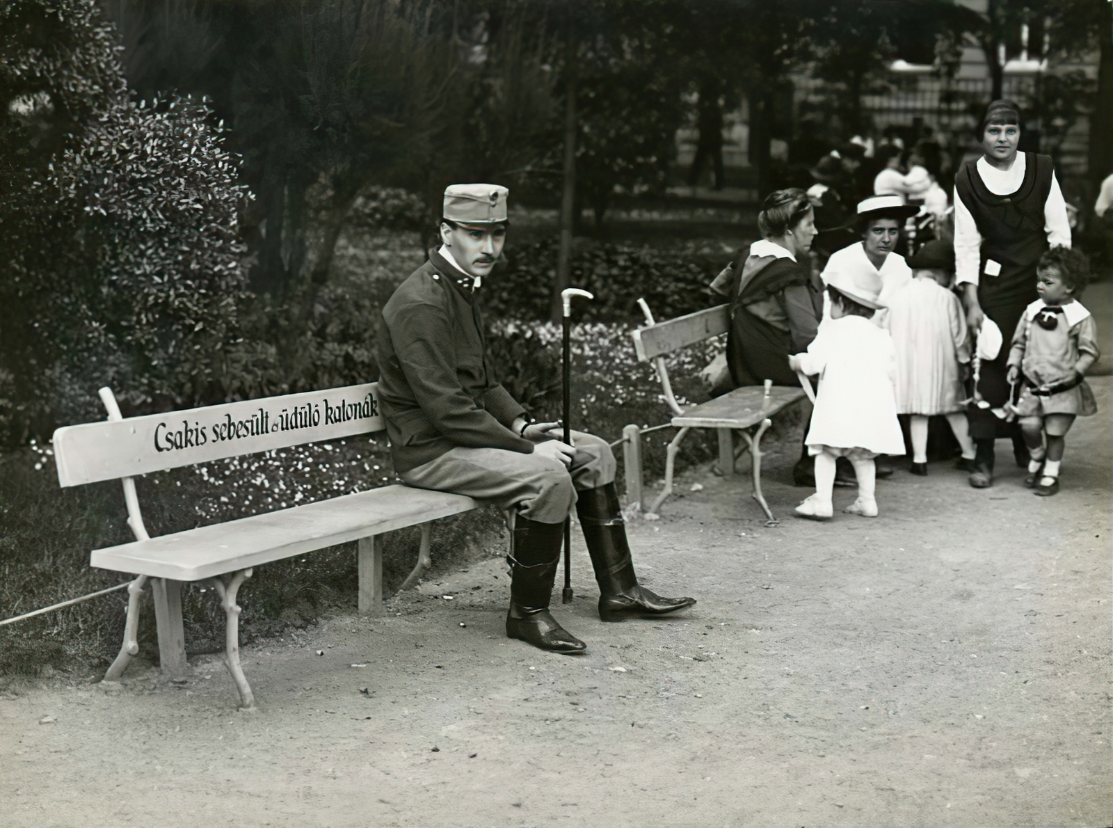 Magyarország, Budapest VIII., Múzeumkert, sebesült és üdülő katonák részére fenntartott pad., 1915, Országos Széchényi Könyvtár, Müllner János, Budapest, katona, felirat, pad, sétapálca, Fortepan #256107