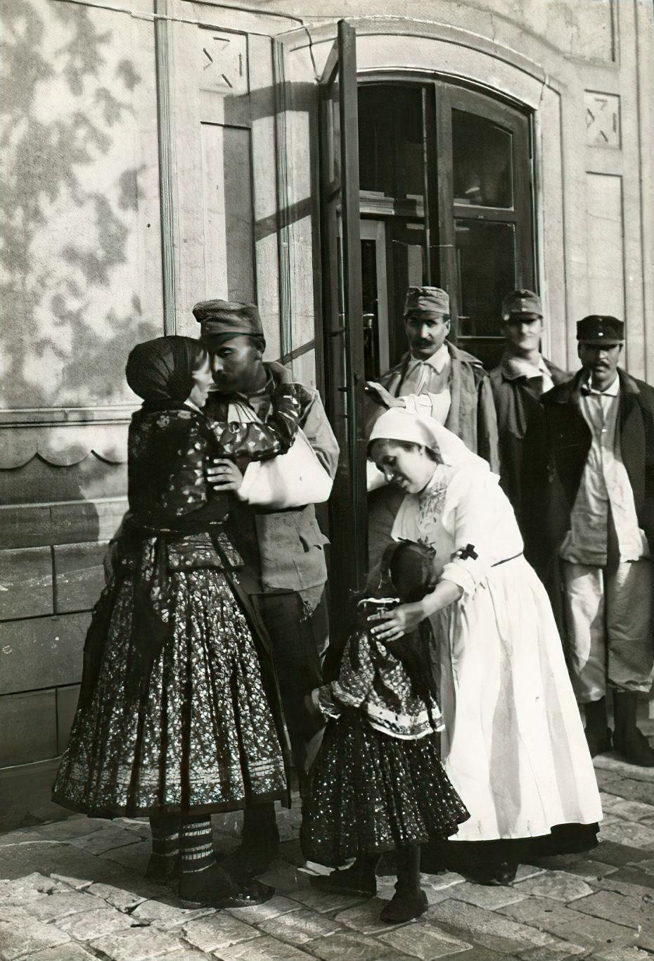 Hungary, Budapest, seebesült katona családjával találkozik az egyik hadikórházban., 1914, Országos Széchényi Könyvtár, soldier, uniform, attire, folk costume, medical institution, skirt, Fortepan #256108