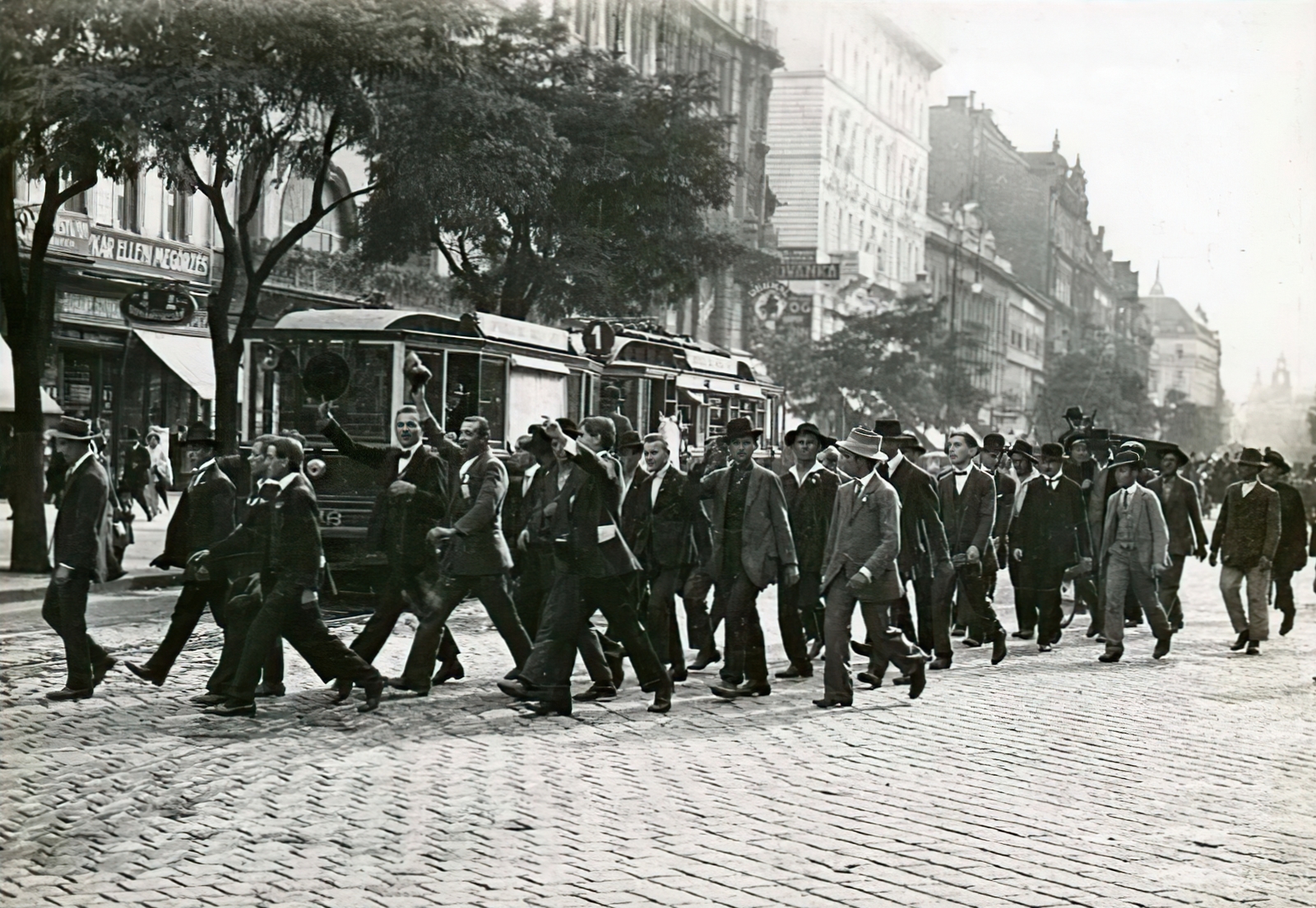 Hungary, Budapest VIII., Rákóczi út az Astoria felé nézve, szemben a Szentkirályi utca torkolata. Bevonuló hadkötelesek az I. világháború kitörése után, 1914. augusztus elején., 1914, Országos Széchényi Könyvtár, Budapest, men, hat in hand, march, Fortepan #256109