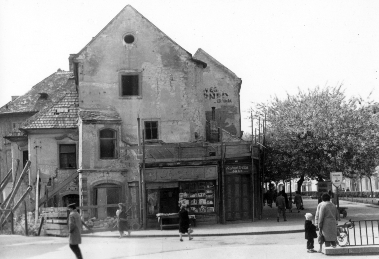 Hungary, Sopron, balra az Előkapu és jobbra a Kisvárkerület., 1962, Kovács László Péter, sign-board, street view, genre painting, newsstand, clockmaker, Fortepan #25611