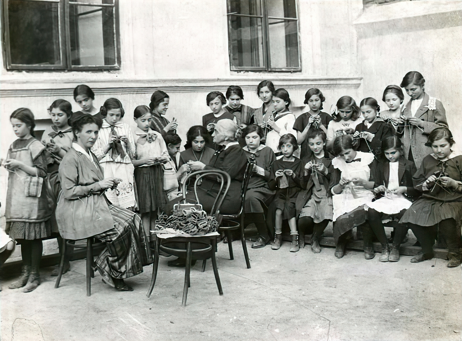 Hungary, Budapest, hósapkát és érmelegítőt kötő gyerekek és asszonyok egy lányiskolában., 1914, Országos Széchényi Könyvtár, philantrophy, handcraft, Fortepan #256112