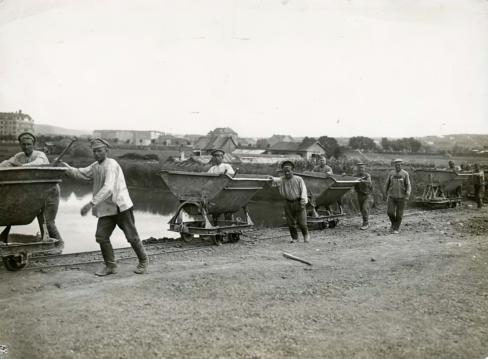 Magyarország, Budapest XI., csatronaépítésen résztvevő orosz hadifoglyok a mai Feneketlen-tónál., 1915, Országos Széchényi Könyvtár, Müllner János, Budapest, csille, szovjet katona, Fortepan #256128