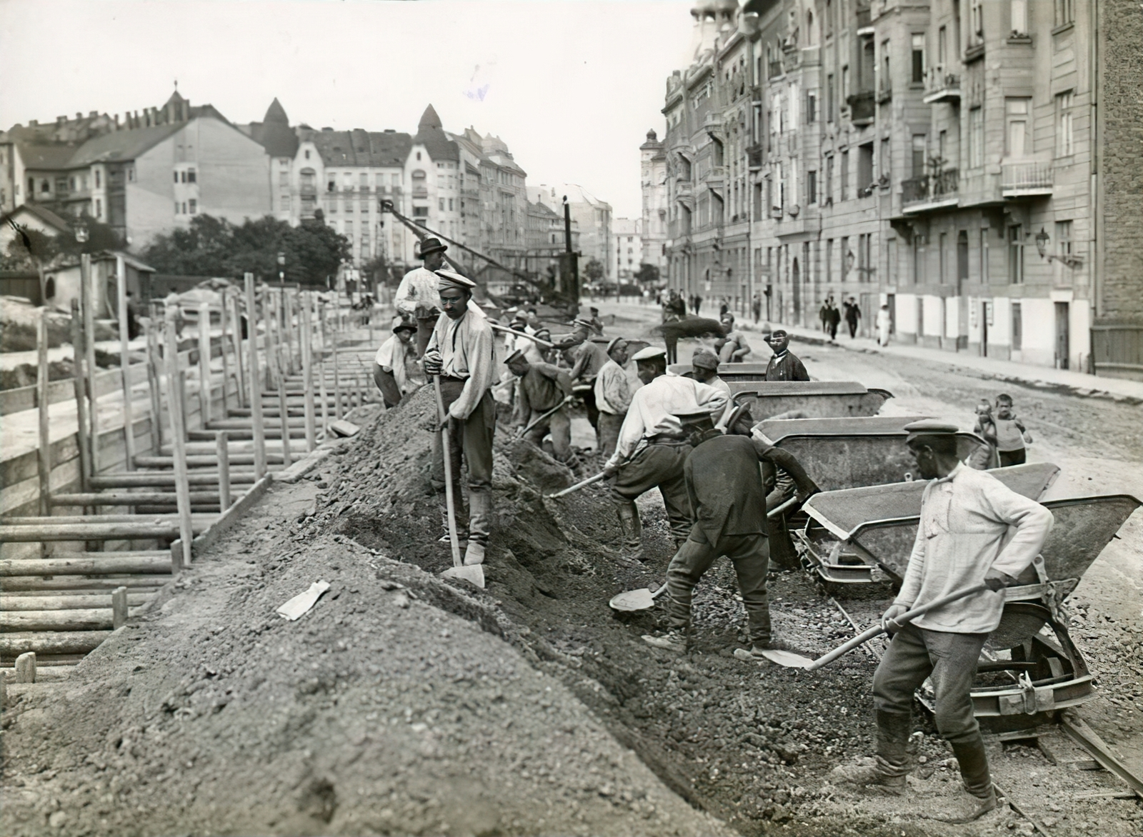 Magyarország, Budapest XI., Villányi út (Szent Imre herceg útja), orosz hadifoglyok csatornát építenek, háttérben a távolban a Karinthy Frigyes (Verpeléti) út házsora látszik., 1915, Országos Széchényi Könyvtár, Müllner János, Budapest, daru, csille, lapát, szovjet katona, Fortepan #256129