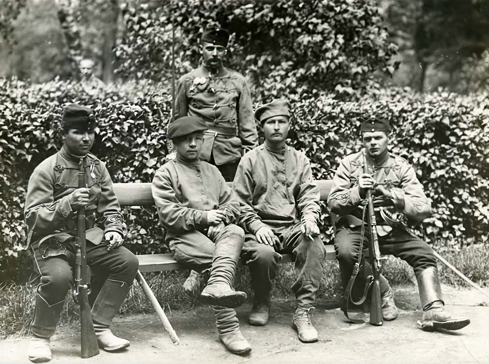 Magyarország, Városliget, Budapest XIV., orosz hadifoglyok., 1915, Országos Széchényi Könyvtár, Müllner János, Budapest, pad, csizma, puska, szovjet katona, huszár, Fortepan #256132