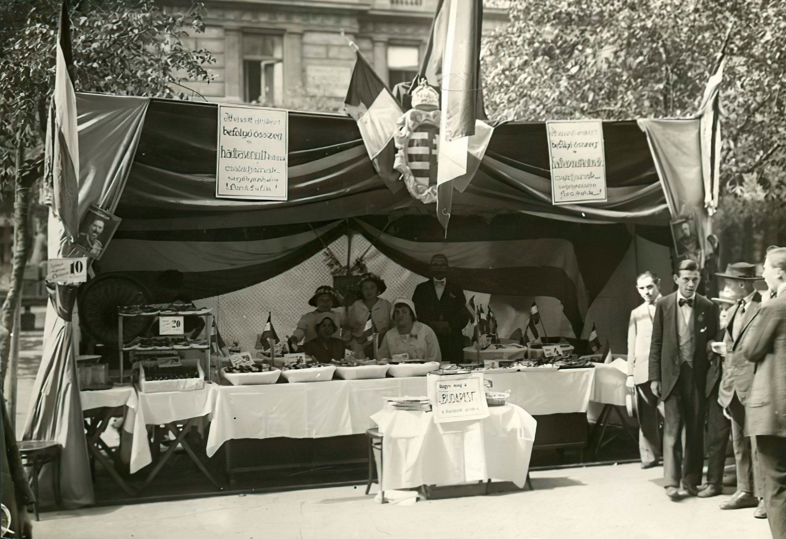 Magyarország, Budapest V., Ferenc József születésnapja alkalmával tartott "katona-nap", adománygyűjtés a hadbavonult katonák családjai javára., 1914, Országos Széchényi Könyvtár, Müllner János, Budapest, címer, felirat, sátor, Fortepan #256141