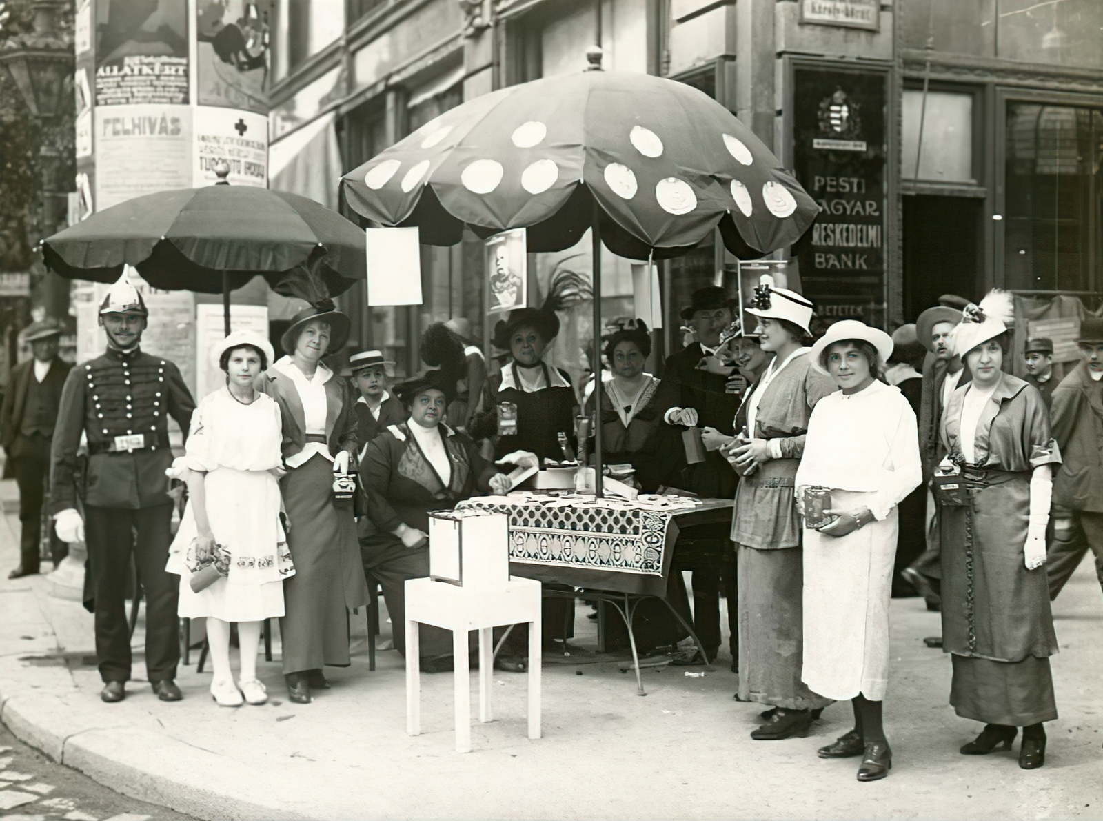 Hungary, Budapest V., Kossuth Lajos utca - Károly körút sarok. Ferenc József születésnapja alkalmával tartott "katona-nap", adománygyűjtés a hadbavonult katonák családjai javára., 1914, Országos Széchényi Könyvtár, Budapest, sunshades, women, Franz Joseph I of Austria portrayal, cop, box, money-box, Fortepan #256142