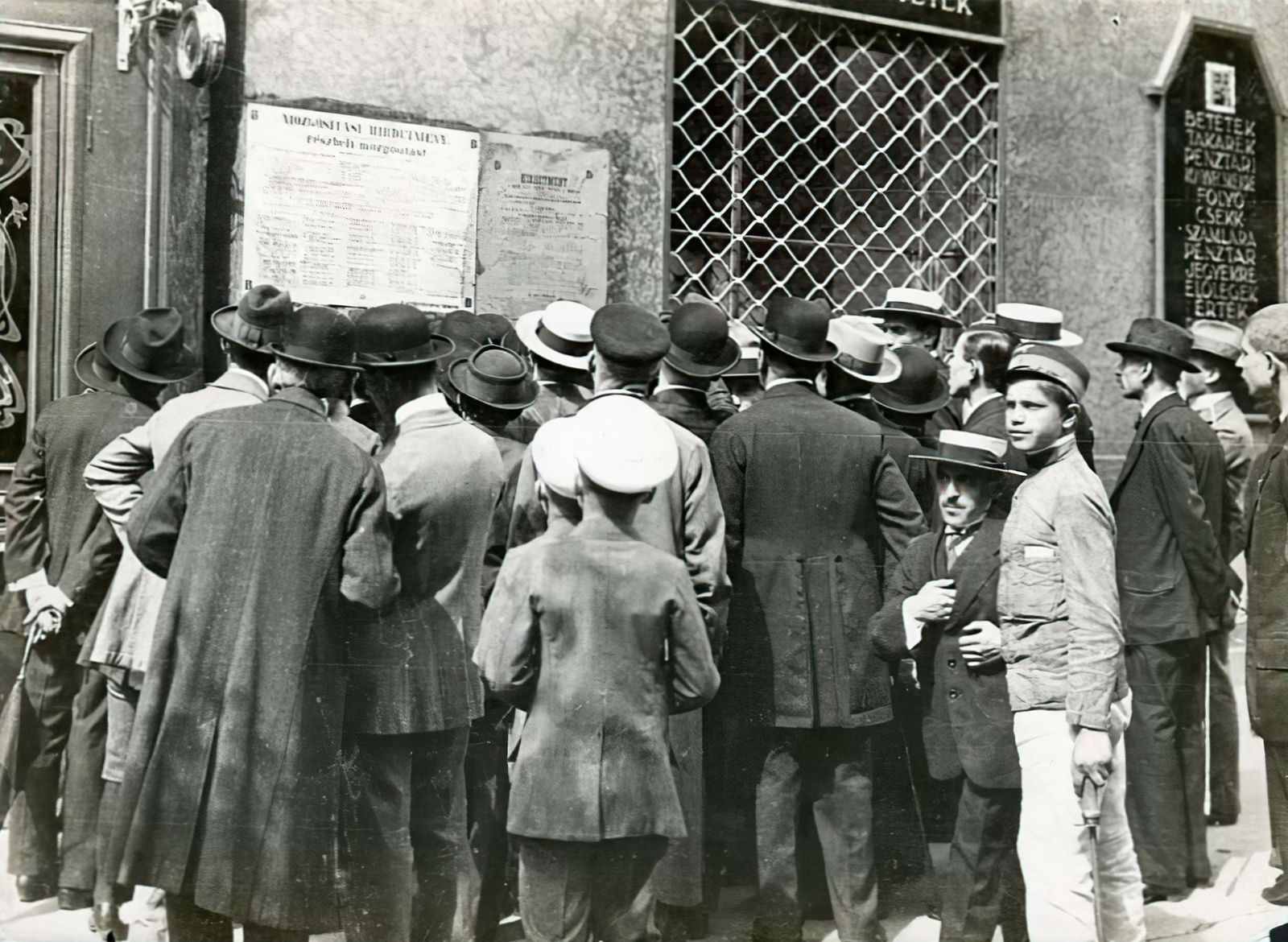 Hungary, Budapest, férfiak egy mozgósítási hírdetmény előtt az I. világháború kitörése után 1914. július végén - augusztus elején., 1914, Országos Széchényi Könyvtár, bowler hat, reading, Fortepan #256147