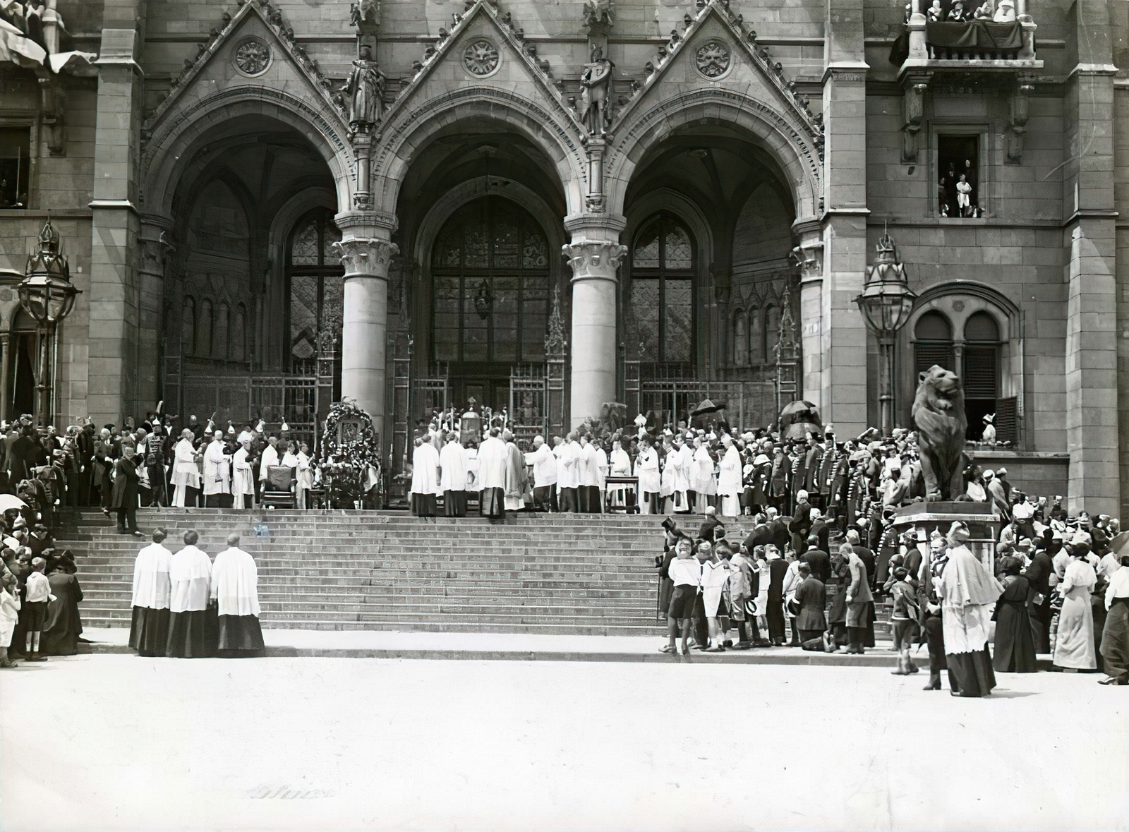 Hungary, Budapest V., Kossuth Lajos (Országház) tér, tábori szentmise a Parlament előtt 1915. május 30-án, a "Könyörgő körmenet fegyvereink győzelméért" rendezvény egyik helyszínén., 1915, Országos Széchényi Könyvtár, Budapest, procession, Fortepan #256154