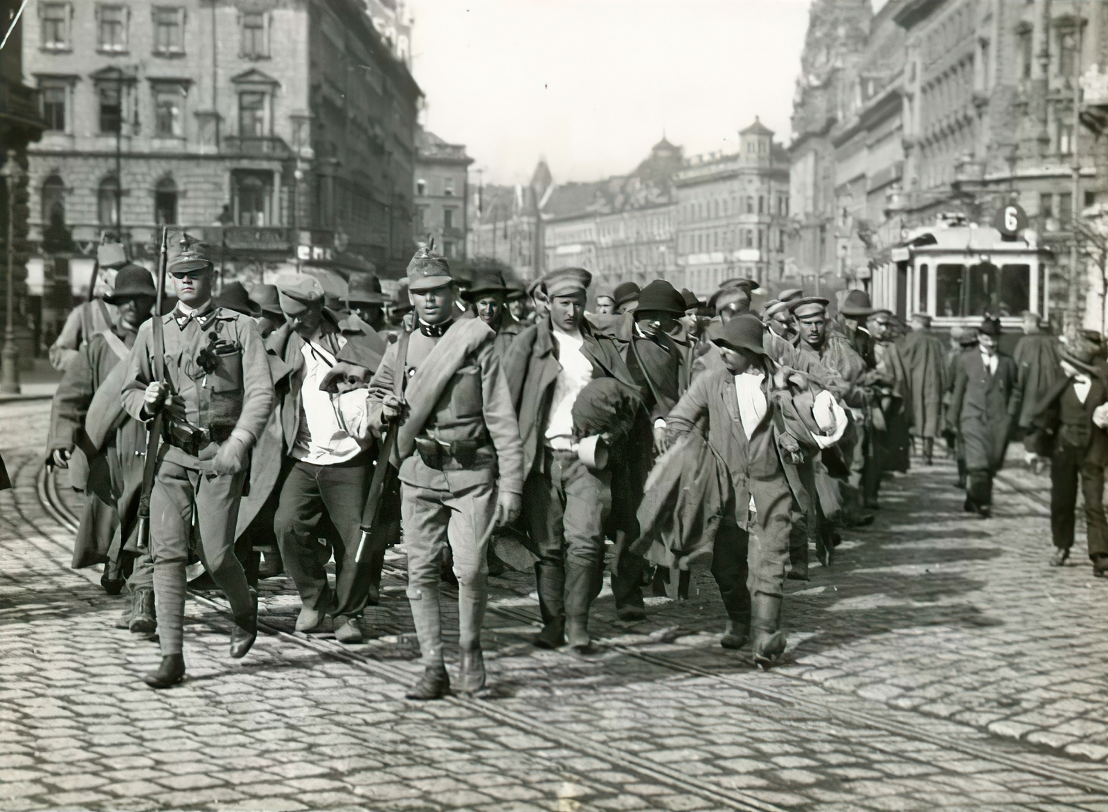 Hungary, Budapest VII.,Budapest VIII., orosz hadifoglyok a József körúton, a villamos mögött keresztben a Rákóczi út, balra az EMKE ház., 1915, Országos Széchényi Könyvtár, Budapest, untitled, Fortepan #256156