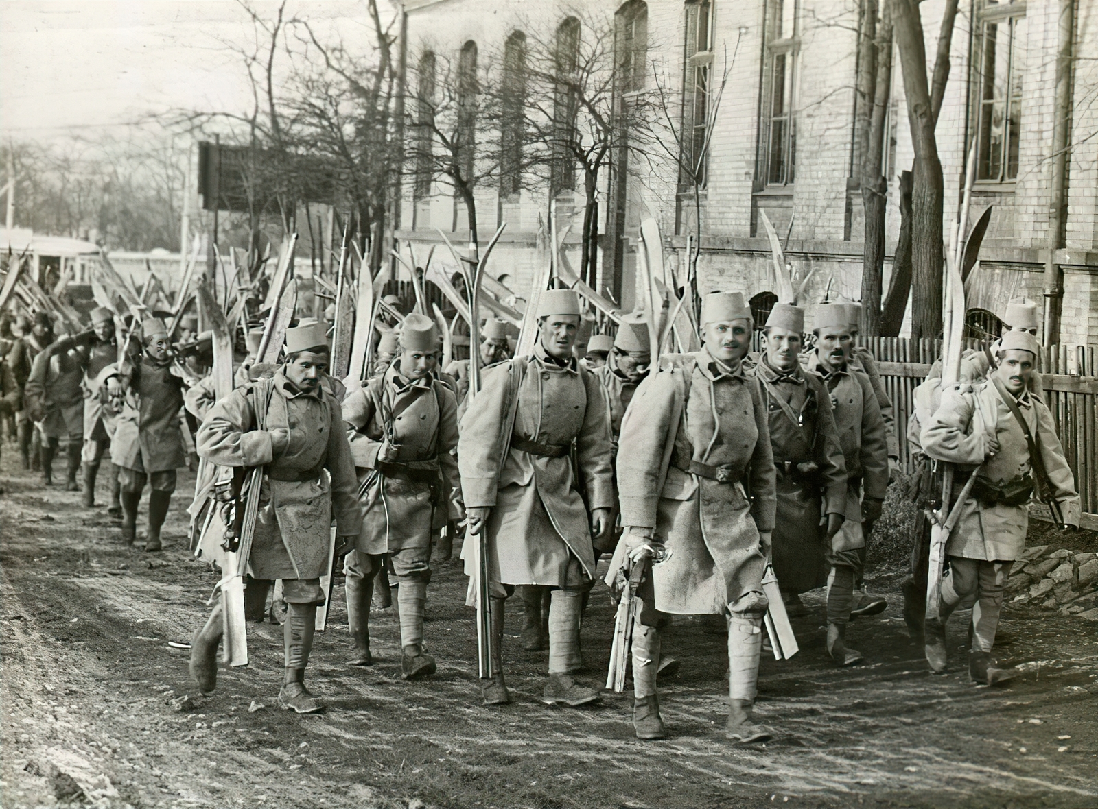 Magyarország, Budapest, síléccel felszerelt bosnyák katonai alakulat., 1915, Országos Széchényi Könyvtár, Müllner János, katonaság, hordozás, síléc, Fortepan #256158