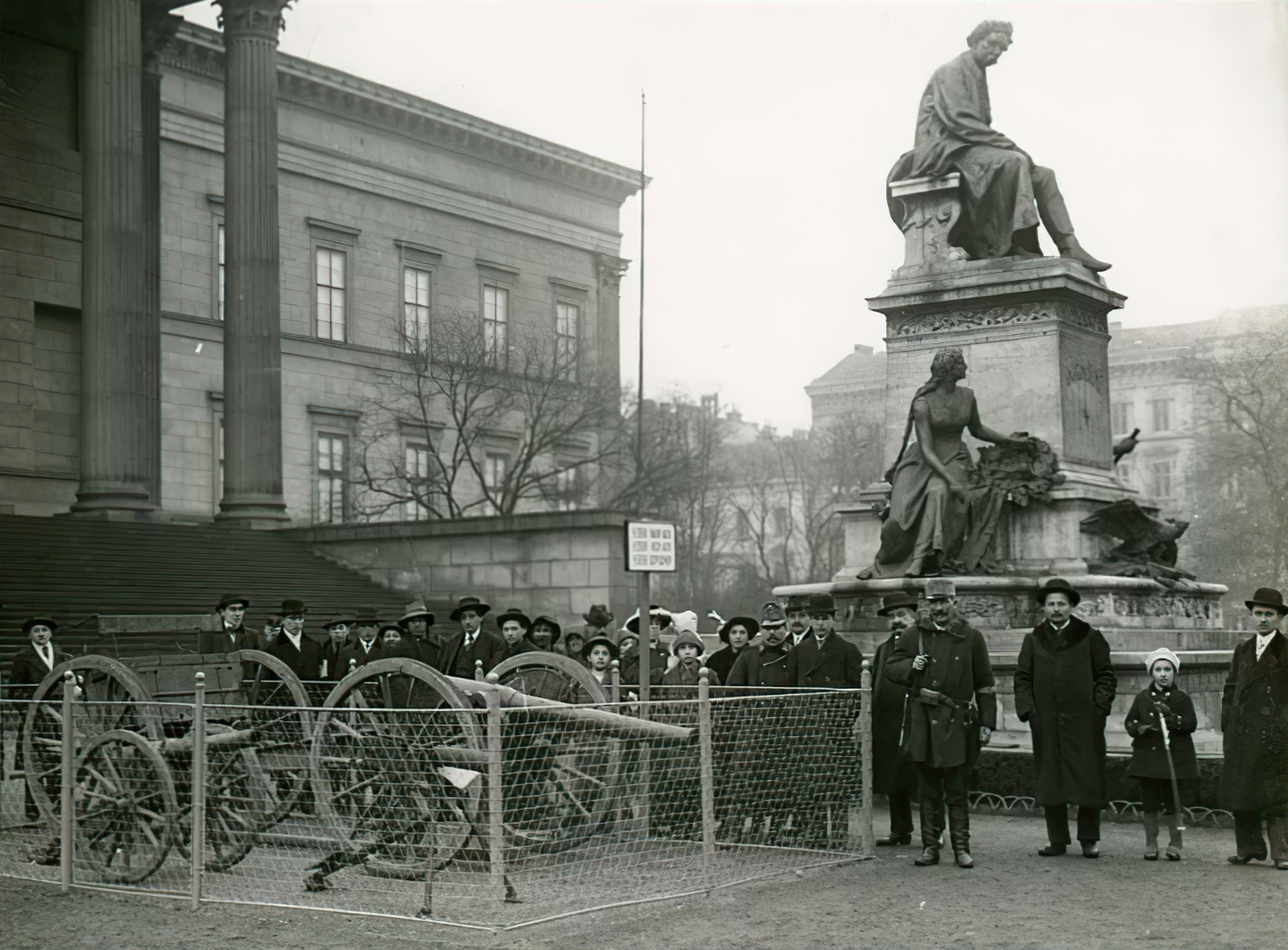 Hungary, Budapest VIII., Magyar Nemzeti Múzeum, Arany János szobra a Múzeumkertben. Hadizsákmány orosz fegyverek közszemlére téve., 1915, Országos Széchényi Könyvtár, Budapest, cannon, curiosity, Fortepan #256174