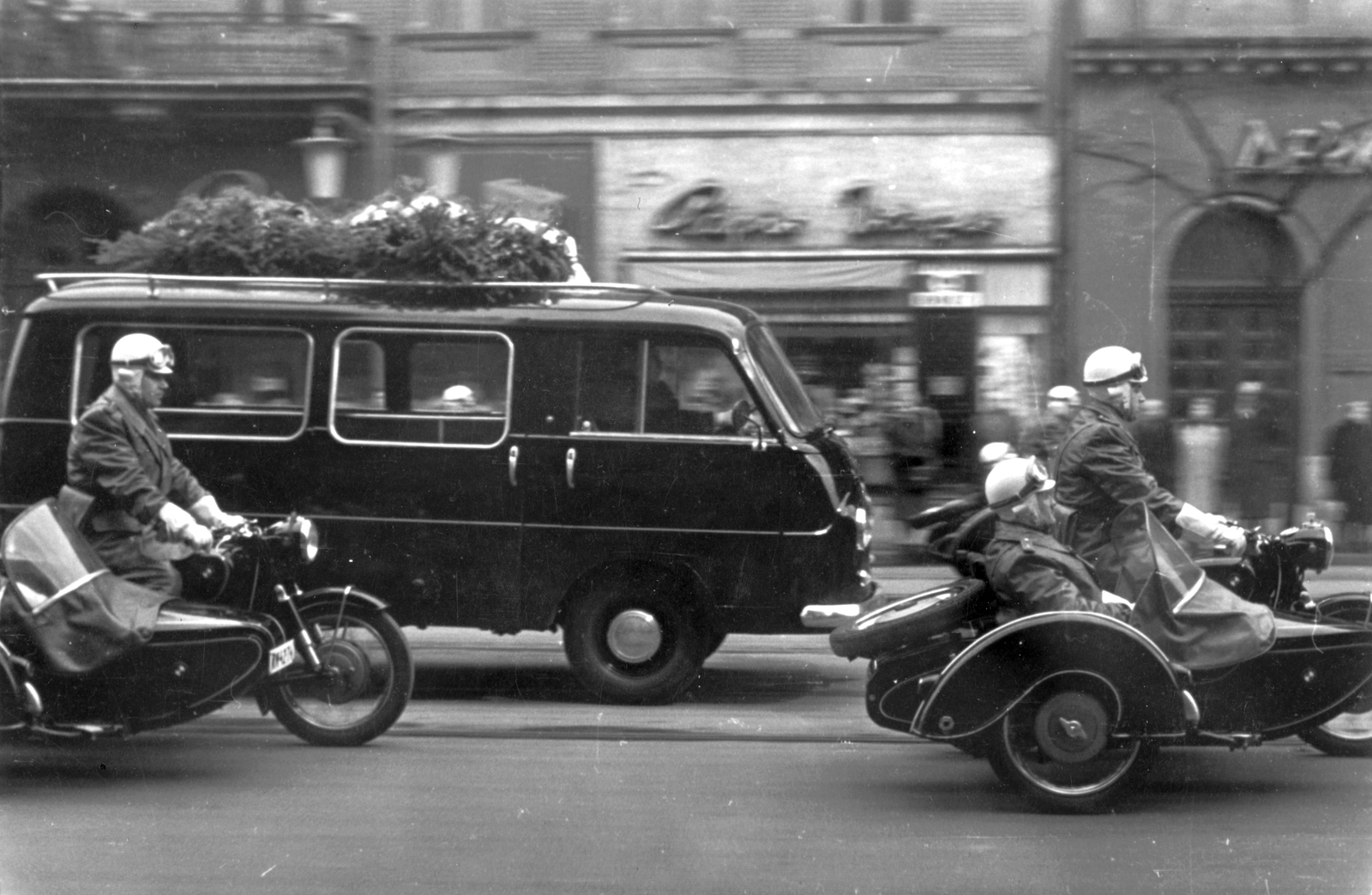 Hungary, Budapest VI., Teréz (Lenin) körút, Károlyi Mihály hamvait szállítják a Kerepesi temetőbe., 1962, Kovács László Péter, motorcycle, BMW-brand, cop, motorcycle with sidecar, wreath, funeral, Budapest, police escort, Fortepan #25618