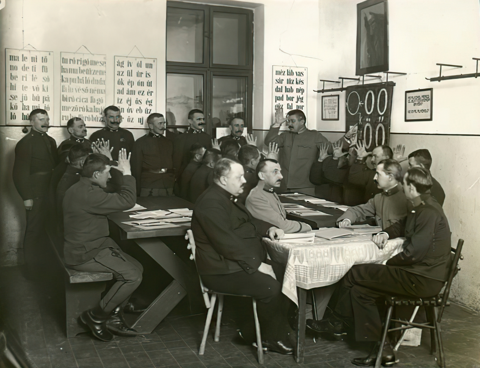 Magyarország, Budapest, analfabéta katonák tanfolyama., 1914, Országos Széchényi Könyvtár, Müllner János, felirat, tábla, gesztus, Fortepan #256180