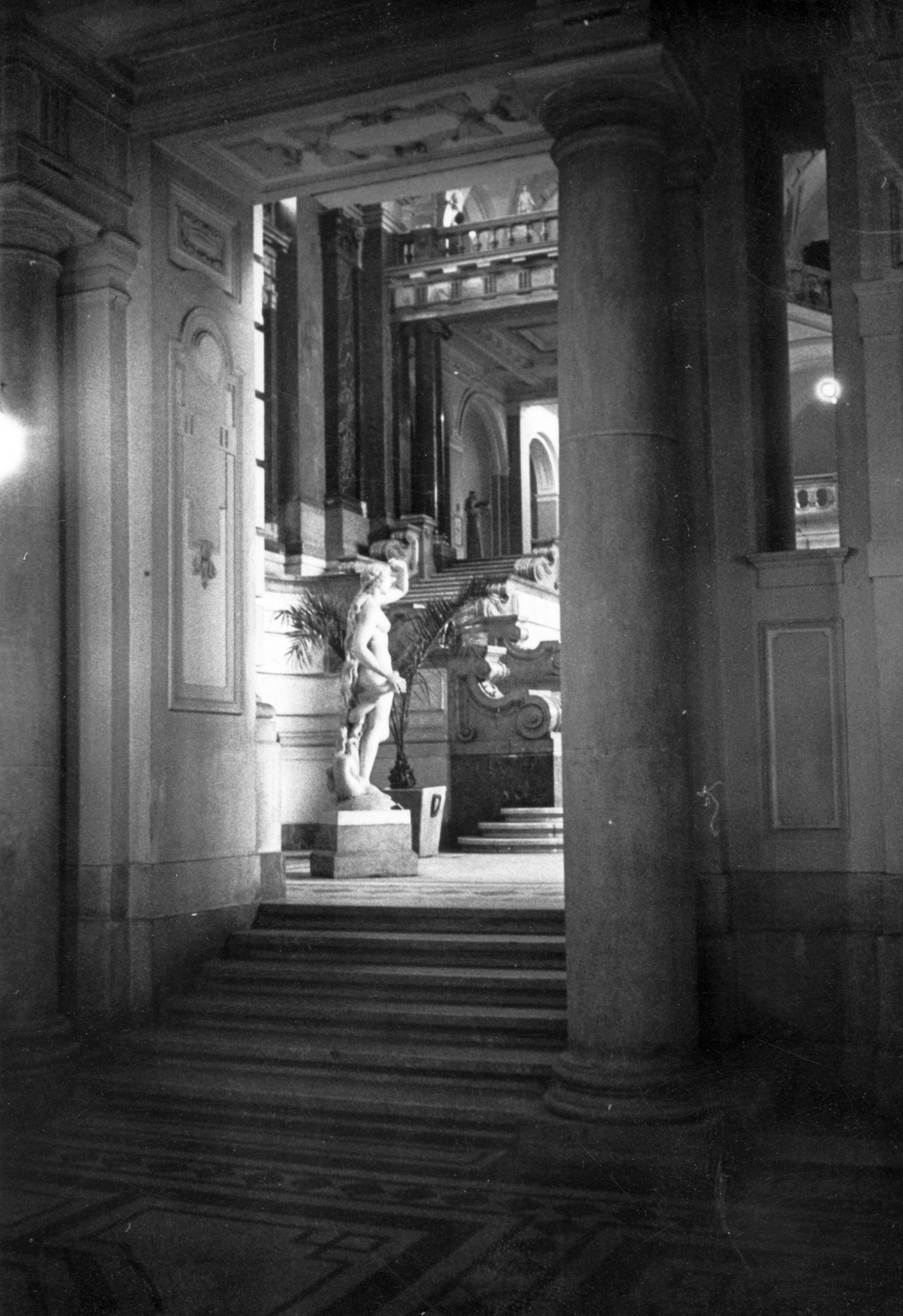 Hungary, Budapest V., Kossuth Lajos tér 12., Igazságügyi Palota (ekkor Magyar Nemzeti Galéria). A lépcsőház részlete, Engel József Éva szobra., 1965, Kovács László Péter, sculpture, interior, Budapest, Fortepan #25619