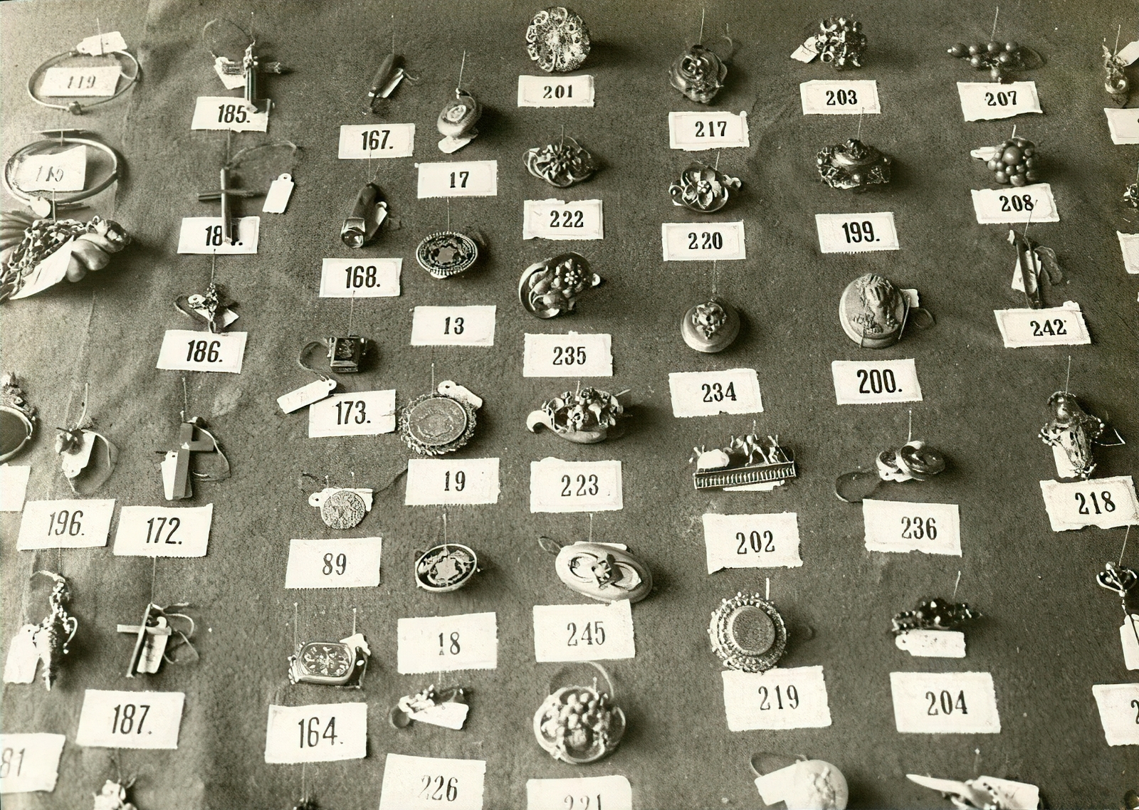 Hungary, Budapest, az Auguszta alap "aranyat vasért" akciója, árverés előtti kiállítás., 1914, Országos Széchényi Könyvtár, jewelry, Fortepan #256191