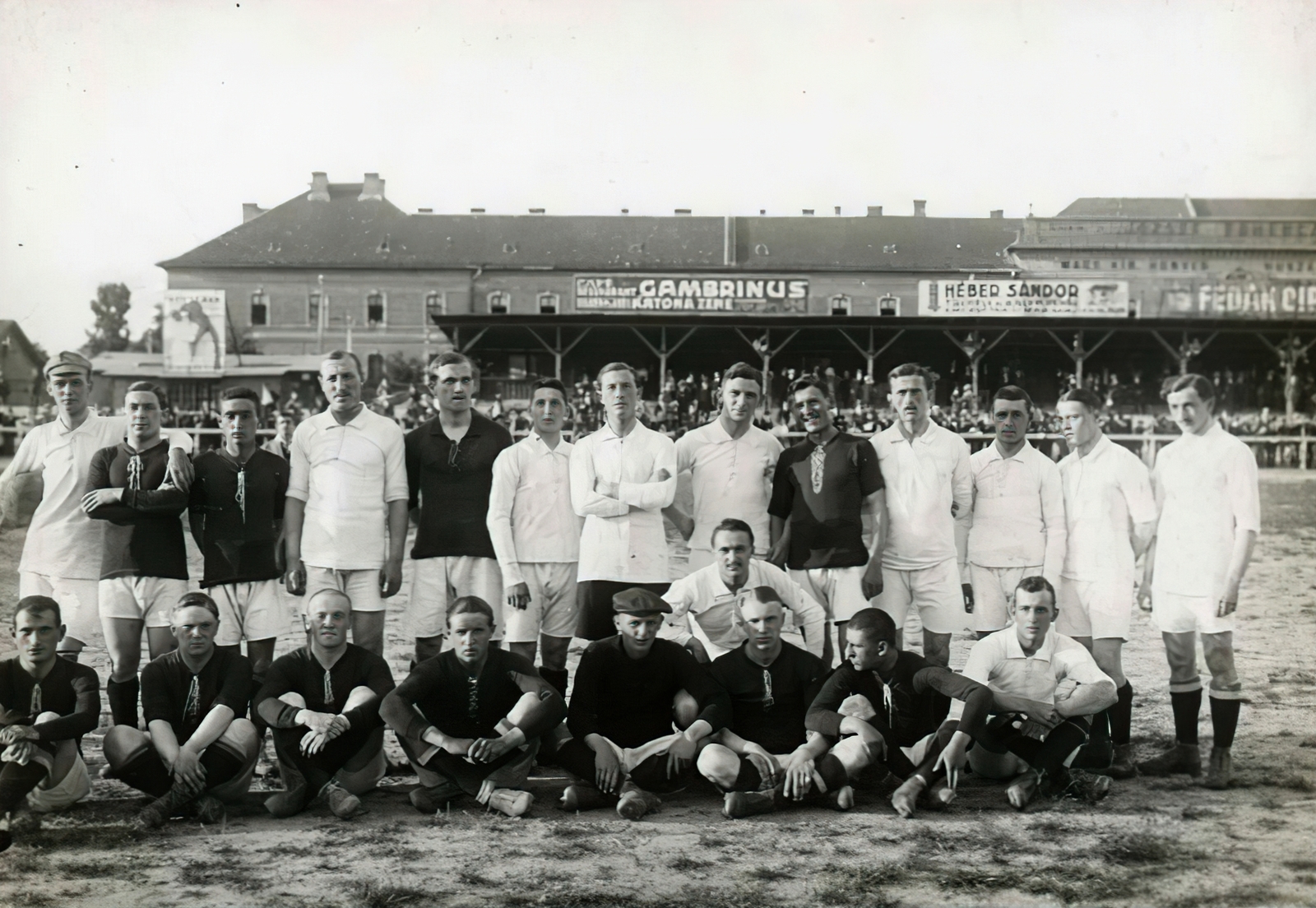 Magyarország, Budapest IX., Üllői út, FTC pálya. Háttérben a Magyar Állami Pénzverde épülete. Felirat a kép verzóján:
"Labdarúgás. Tavaszi szezon zárása. Honvéd és közös ezredekben szolgáló játékosok mérkőzése jótékony czélra az Üllői úti pályán. (sötét szín honvéd).", 1915, Országos Széchényi Könyvtár, Müllner János, Budapest, futballcsapat, Fortepan #256202