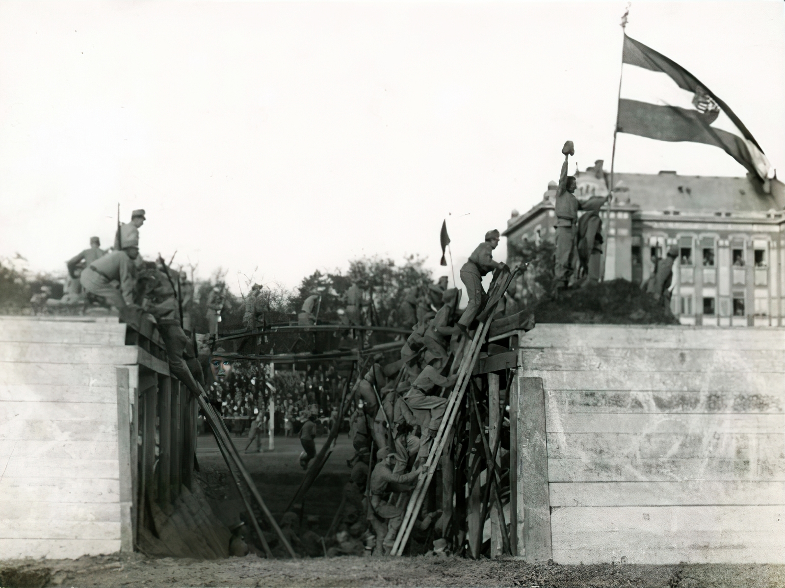 Magyarország, Budapest XIV., Erzsébet királyné útja a Mexikói út saroknál, Ügetőpálya (később a Millenniumi Földalatti Vasút járműtelepét alakították ki a helyén), háttérben az Amizoni Országos Magyar Nőnevelő Intézetet épülete. Harcászati bemutató, várostrom, 1915 októberében, ., 1915, Országos Széchényi Könyvtár, Müllner János, Budapest, Fortepan #256204