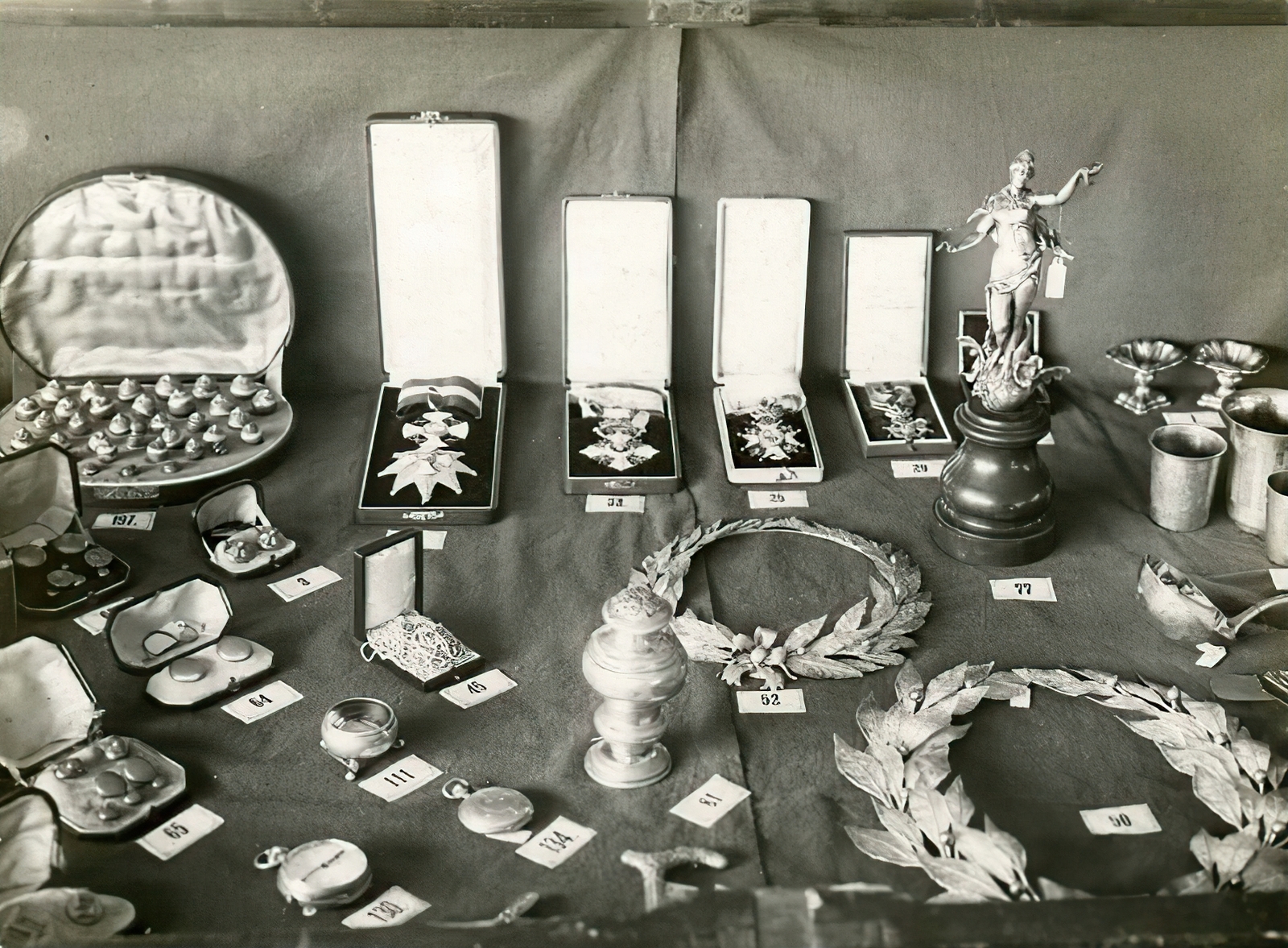 Hungary, Budapest, az Auguszta alap "aranyat vasért" akciója, árverés előtti kiállítás., 1914, Országos Széchényi Könyvtár, winner's wreath, pocket watch, medal, jewelry, Fortepan #256206