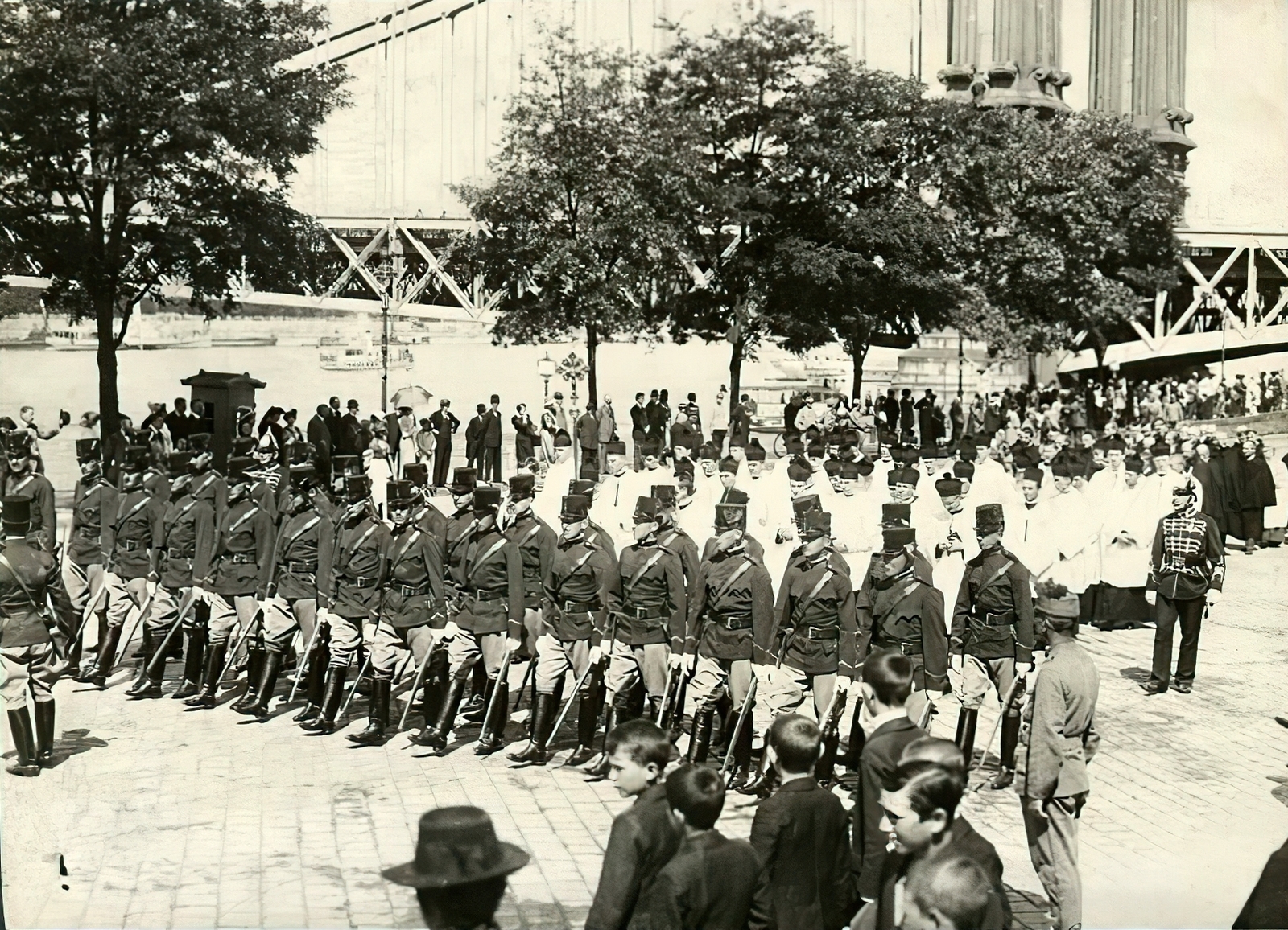 Magyarország, Budapest V., Belgrád (Ferenc József) rakpart, háttérben az Erzsébet híd. A felvétel 1915. május 30-án, a "Könyörgő körmenet fegyvereink győzelméért" rendezvény egyik helyszínén készült., 1915, Országos Széchényi Könyvtár, Müllner János, Budapest, katonaság, ünnepség, Fortepan #256210