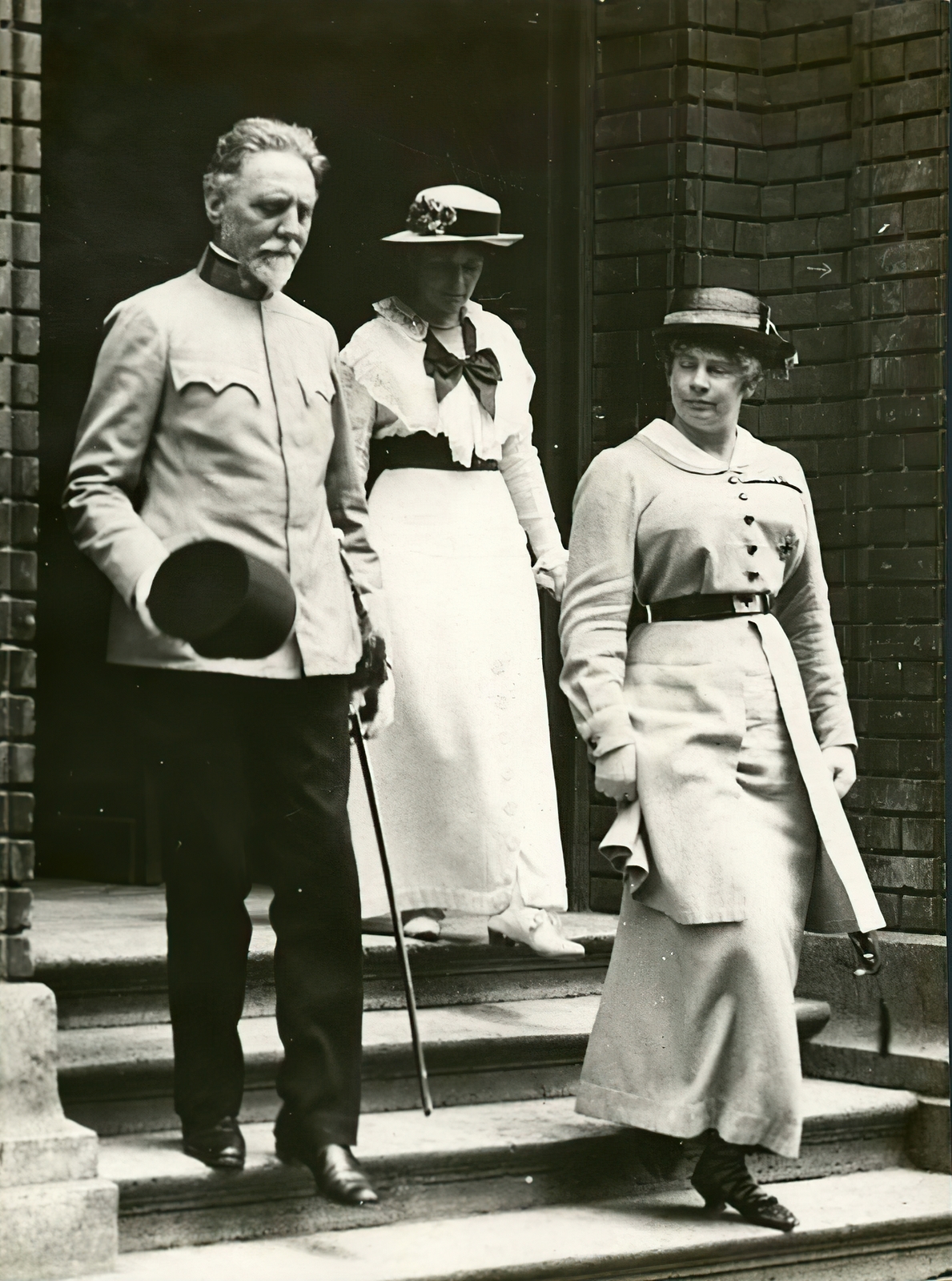 Magyarország, Budapest VIII., Népszínház utca, a Magyar Királyi Technológiai Iparmúzeum kapuja, dr. Dollinger Gyula egyetemi tanár, a magyar ortopédia megalapozója és Auguszta főhercegnő távozik az épületben tartott művégtag kiállításról., 1915, Országos Széchényi Könyvtár, Müllner János, Budapest, hölgy, katona, orvos, Fortepan #256212