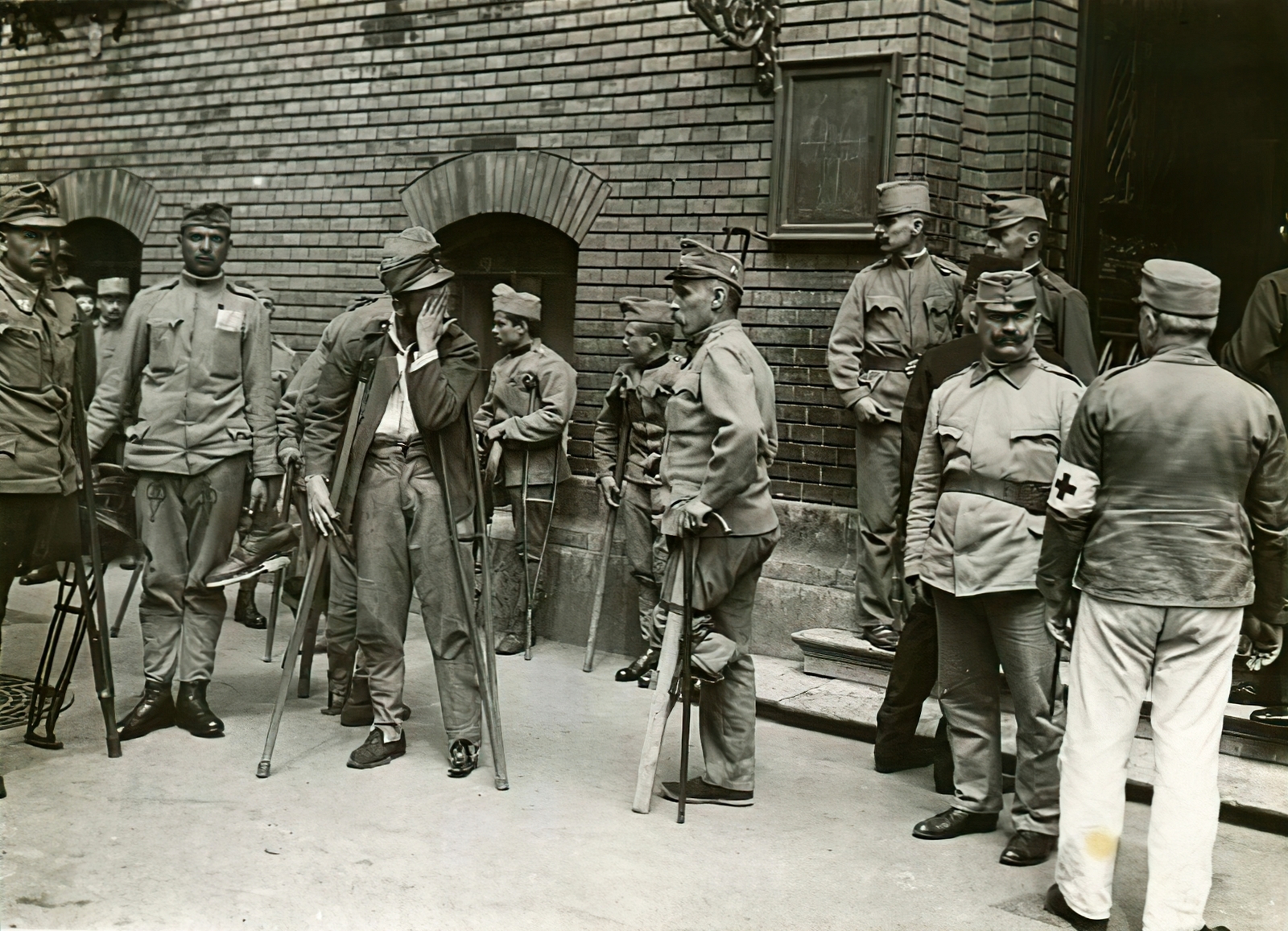 Magyarország, Budapest VIII., József körút 6., rokkant katonák a Magyar Királyi Technológiai Iparmúzeumnál. A felvétel augusztus 9-én készült, ekkor tett látogatást a trónörököspár az épületében található művégtagkészítő műhelyben., 1915, Országos Széchényi Könyvtár, Müllner János, Budapest, sebesült, mankó, Fortepan #256213