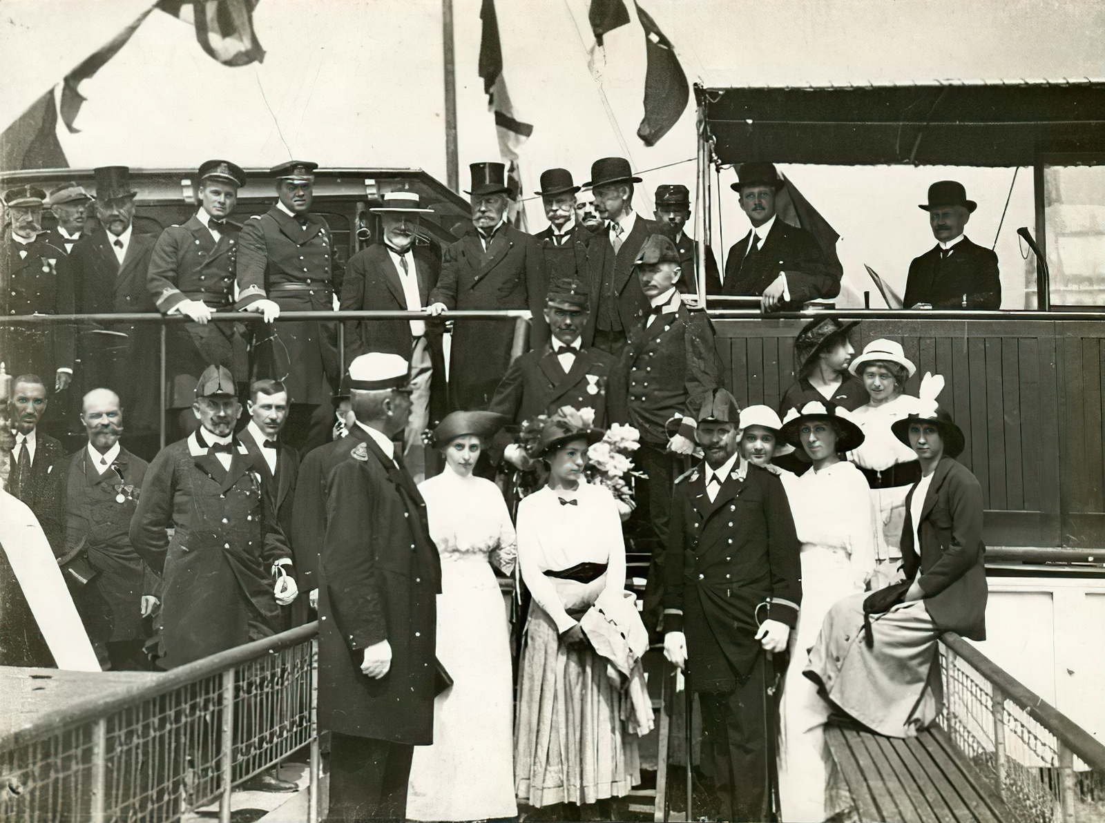 Hungary, Budapest V., a felvétel a DDSG Wien gőzösének fedélzetén 1914. augusztus 12-én készült. Ekkor tüntették ki Kóbor Ignácot, az Alkotmány gőzös másodkormányosát, aki július 30-án Zimony mellett megsebesült., 1914, Országos Széchényi Könyvtár, Budapest, festive, top hat, Fortepan #256221