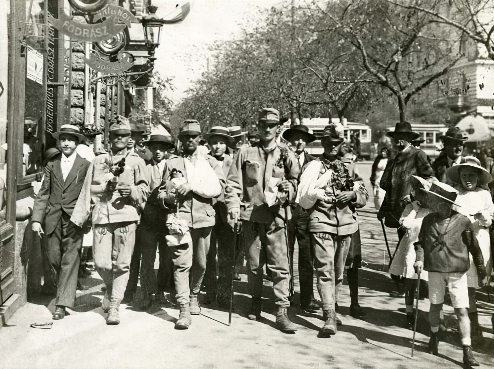 Hungary, Budapest VI., sebesült katonák az Andrássy úton, háttérben a Nagymező utca kereszteződése. A felvétel 1914 szeptember elején készült., 1914, Országos Széchényi Könyvtár, Budapest, First World War, walking cane, stock, war wounds, Fortepan #256223