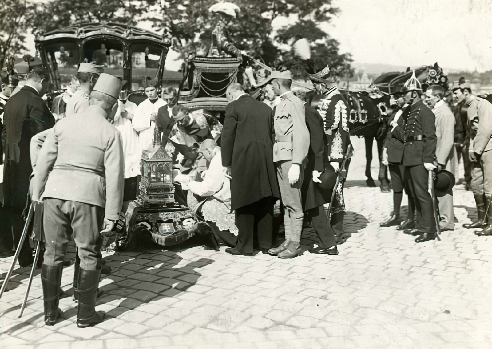 Magyarország, Budapest V., Március 15. (Eskü) tér. A felvétel 1915. május 30-án, a "Könyörgő körmenet fegyvereink győzelméért" rendezvény egyik helyszínén készült., 1915, Országos Széchényi Könyvtár, Müllner János, Budapest, kíváncsiság, Fortepan #256225