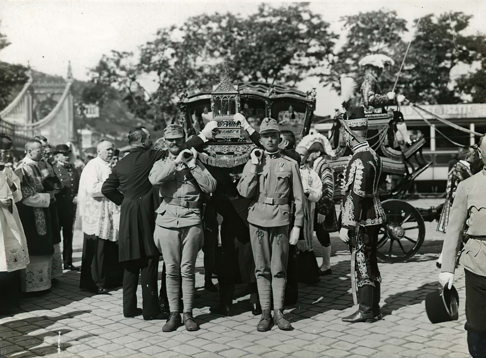 Magyarország, Budapest V., Március 15. (Eskü) tér. A felvétel 1915. május 30-án, a "Könyörgő körmenet fegyvereink győzelméért" rendezvény egyik helyszínén készült., 1915, Országos Széchényi Könyvtár, Müllner János, Budapest, katona, vállon vinni, ereklye, Fortepan #256226