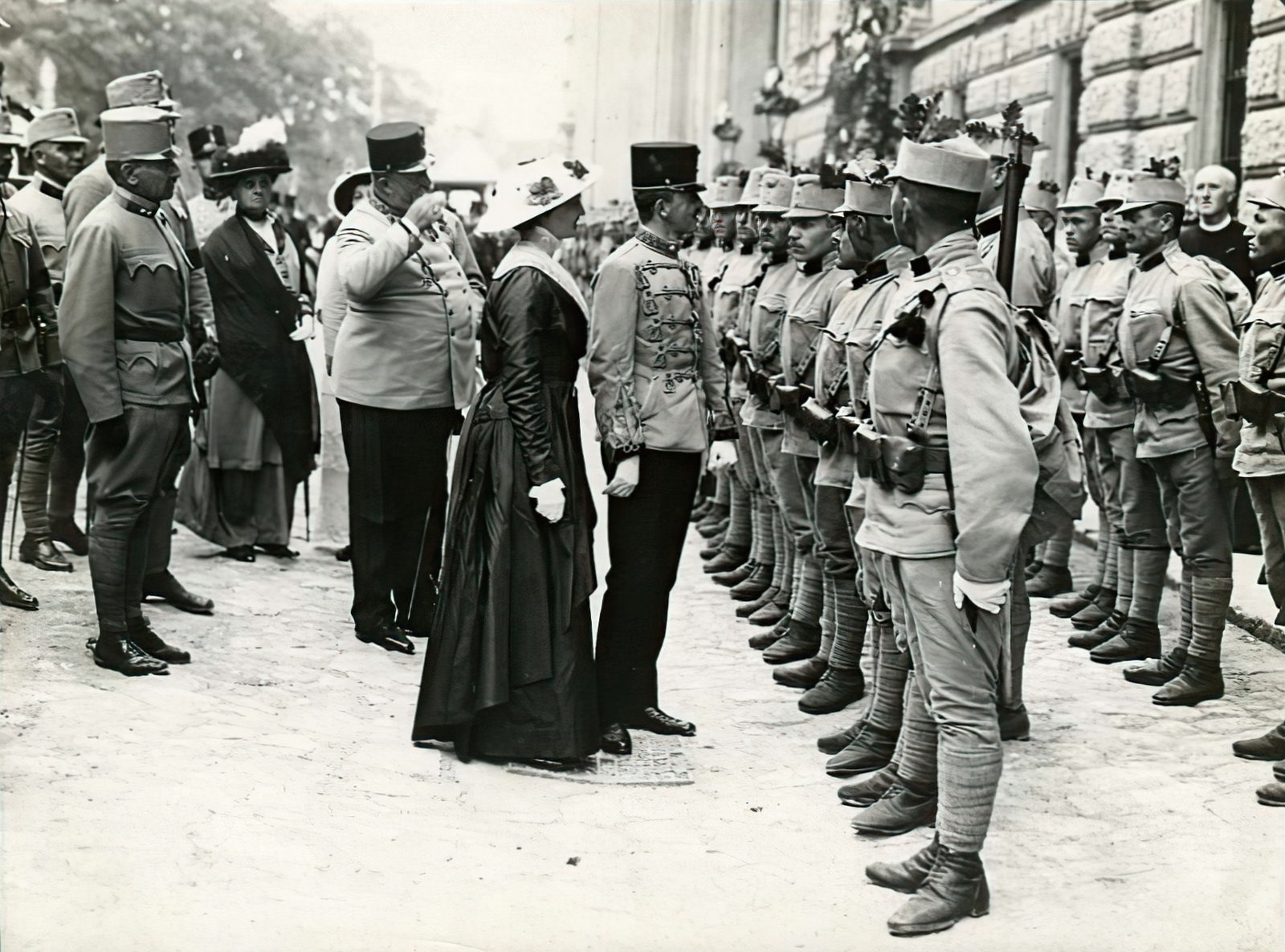 Magyarország, Esztergom, Mindszenty hercegprímás tere (Prímás tér), jobbra a Prímási palota, IV. Károly (még mint trónörökös) és felesége Zita királyné látogatása., 1915, Országos Széchényi Könyvtár, Müllner János, lábszárvédő, sorakozó, tölténytáska, Fortepan #256230