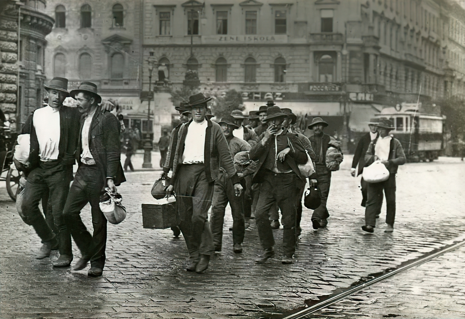 Hungary, Budapest VII.,Budapest VIII., József körút a Blaha Lujza térnél, bevonuló hadkötelesek az I. világháború kitörése után, 1914. augusztus elején. Háttérben a Rákóczi út sarkán az EMKE ház., 1914, Országos Széchényi Könyvtár, Budapest, men, carrying, bundle, Fortepan #256234