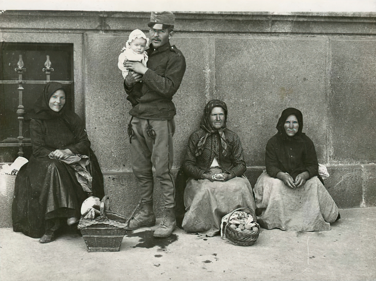 Hungary, Budapest, bevonuló népfelkelő családja körében 1914. augusztusában., 1914, Országos Széchényi Könyvtár, basket, women, folk costume, hold in arms, kid, Fortepan #256235