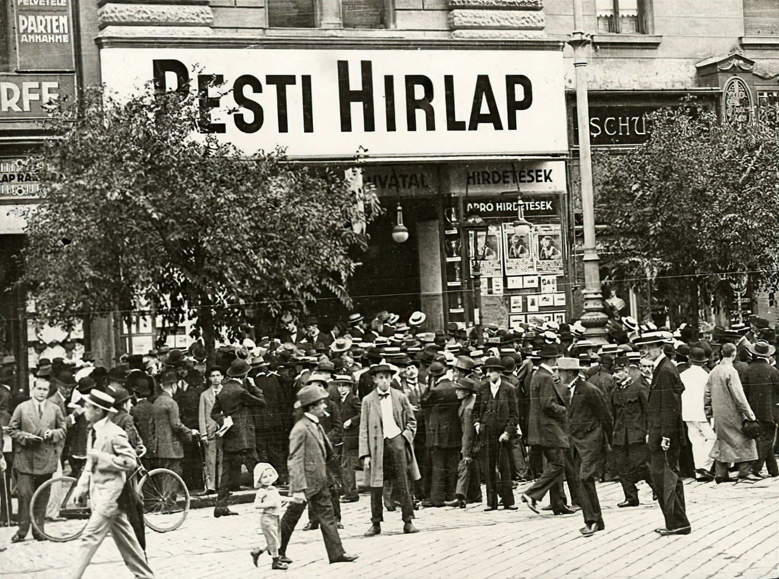 Hungary, Budapest VII., Erzsébet körút 1., a Pesti Hírlap fiókhivatala előtt sokadalom várja a híreket az I. világháború kitörése idején, 1914. július végén - augusztus elején., 1914, Országos Széchényi Könyvtár, Budapest, bicycle, hat, newspaper, ad, mass, board, Fortepan #256238