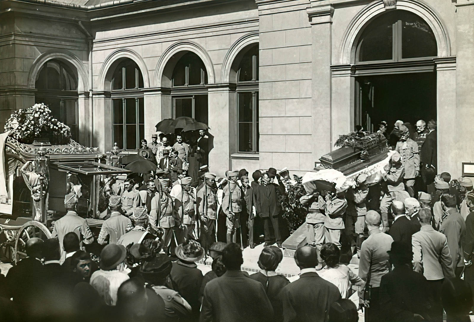 Magyarország, Budapest VIII., Fiumei úti Nemzeti Sírkert (Kerepesi temető), Széchenyi Alajos honvédhuszár százados temetése., 1915, Országos Széchényi Könyvtár, Müllner János, Budapest, vállon vinni, koporsó, Fortepan #256239
