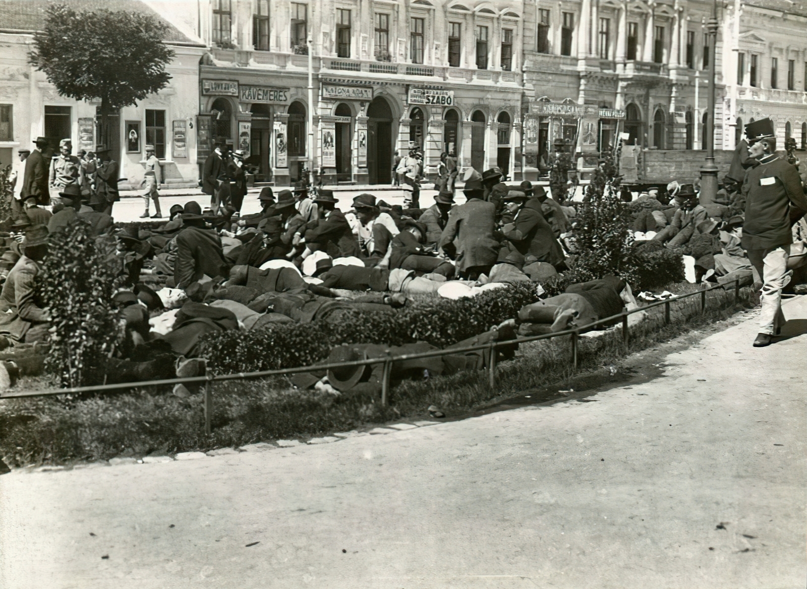 Hungary, Budapest VIII., II. János Pál pápa (Tisza Kálmán) tér a Népopera (később Erkel Színház) előtt, az előtérben bevonuló népfelkelkelők pihennek az I. világháború kitörése utáni mozgosítás idején, 1914. augusztus elején., 1914, Országos Széchényi Könyvtár, Budapest, tailors, Fortepan #256241