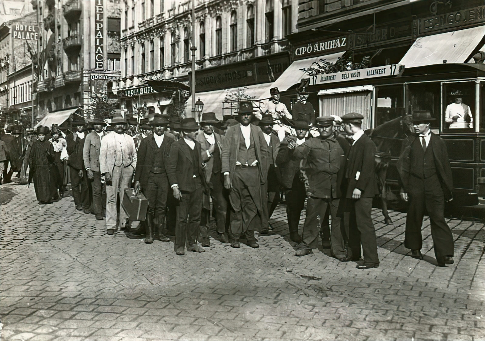 Hungary, Budapest VIII., Rákóczi út a Nagykörút felől a Csokonai utca és a Palace Hotel felé nézve. Bevonuló hadkötelesek 1914. augusztusában az I. világháború kitörése utáni mozgósítás idején., 1914, Országos Széchényi Könyvtár, Budapest, men, Fortepan #256242