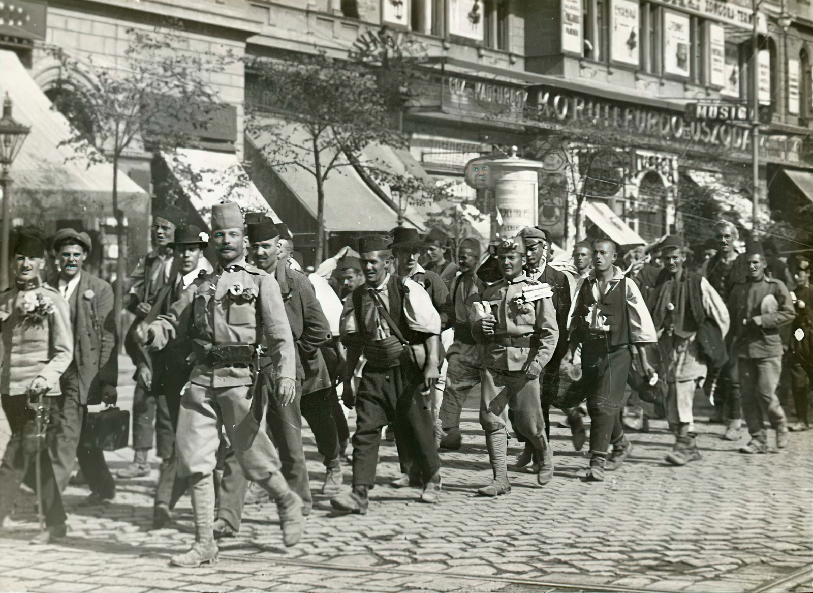 Hungary, Budapest VII., Erzsébet körút, háttérben az 51-es számú ház. Bevonuló bosnyákok menete 1914. augusztus végén, az I. világháború kitörése utáni mozgósítás idején., 1914, Országos Széchényi Könyvtár, Budapest, uniform, Fortepan #256243