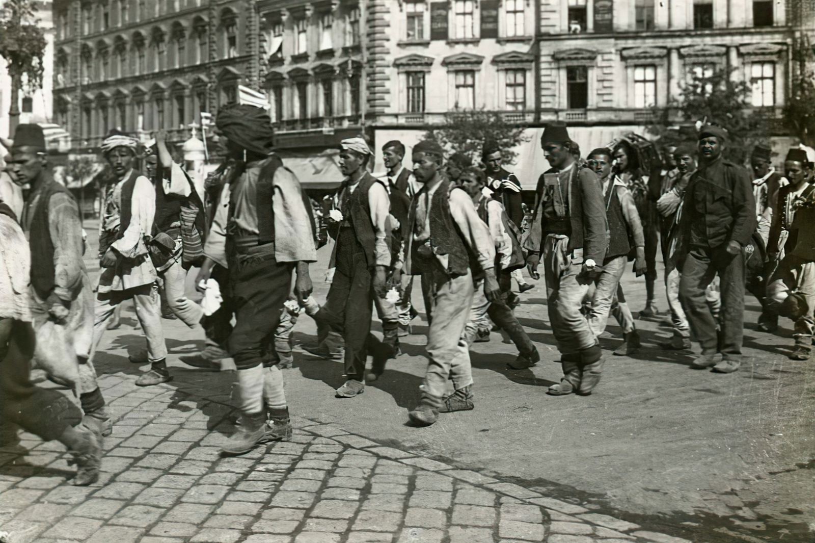 Hungary, Budapest VI., Oktogon, balra az Andrássy út. Bevonuló bosnyákok menete 1914. augusztus végén, az I. világháború kitörése utáni mozgósítás idején., 1914, Országos Széchényi Könyvtár, Budapest, men, conscription, folk costume, Fortepan #256246