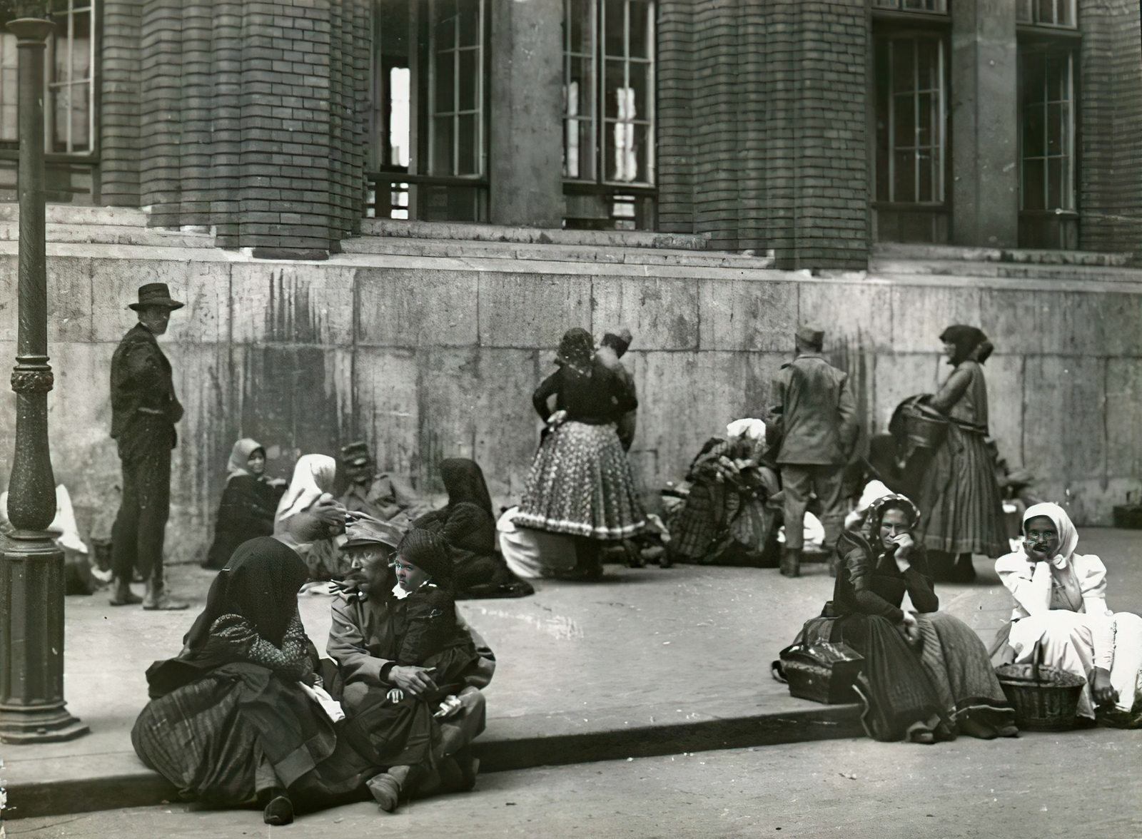 Hungary, Budapest VIII., Vas utca 9-11., a felvétel a laktanyává átalakított Felső Kereskedelmi Fiúiskola előtt készült, 1914. augusztusában. Vidékről bevonuló népfelkelők és hozzátartozóik az I. világháború kitörése utáni mozgosítás idején., 1914, Országos Széchényi Könyvtár, Budapest, women, sitting on the ground, Fortepan #256247