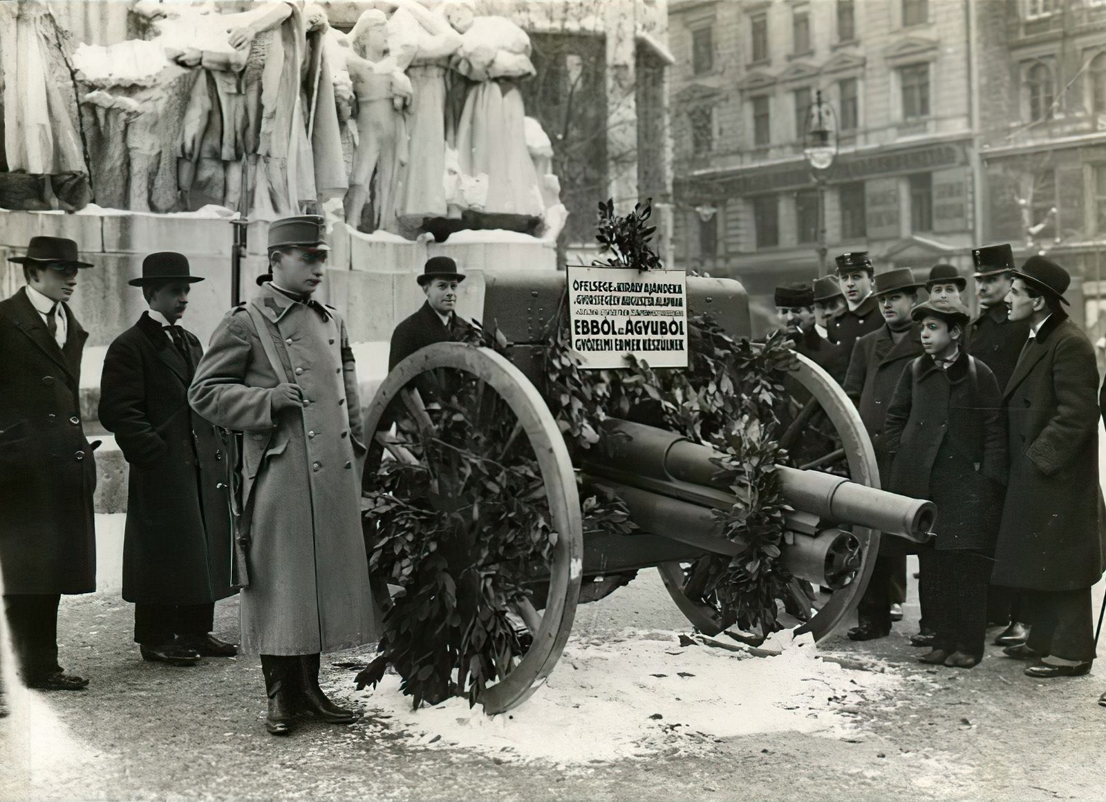 Magyarország, Budapest V., Vörösmarty (Gizella) tér, a kraszniki csatában zsákmányolt orosz ágyú közszemlére téve, melyből később érméket vertek. A felvétel 1915. januárjában készült., 1915, Országos Széchényi Könyvtár, Müllner János, Budapest, őr, felirat, tábla, Fortepan #256251