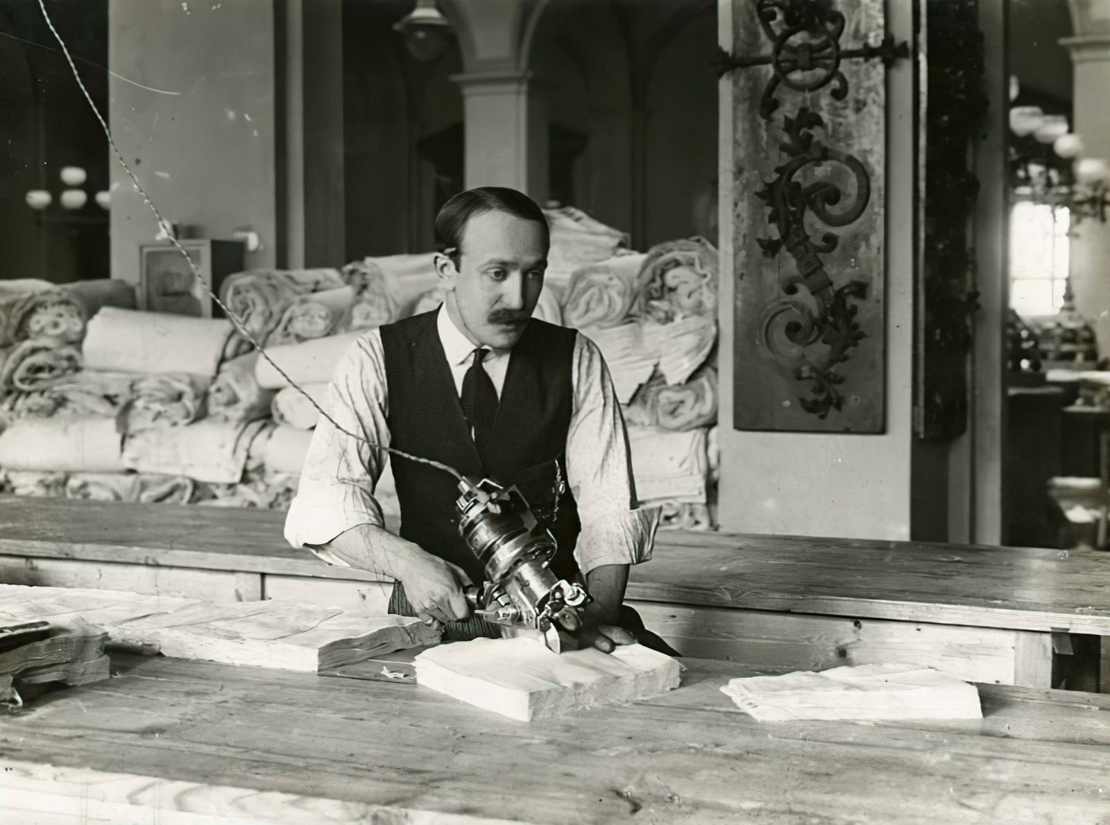 Magyarország, Budapest VIII., József körút 6., a katonaság fehérnemű szabászata a Magyar Királyi Technológiai Iparmúzeum épületében., 1915, Országos Széchényi Könyvtár, Müllner János, Budapest, feltűrt ingujj, szabászat, Fortepan #256257