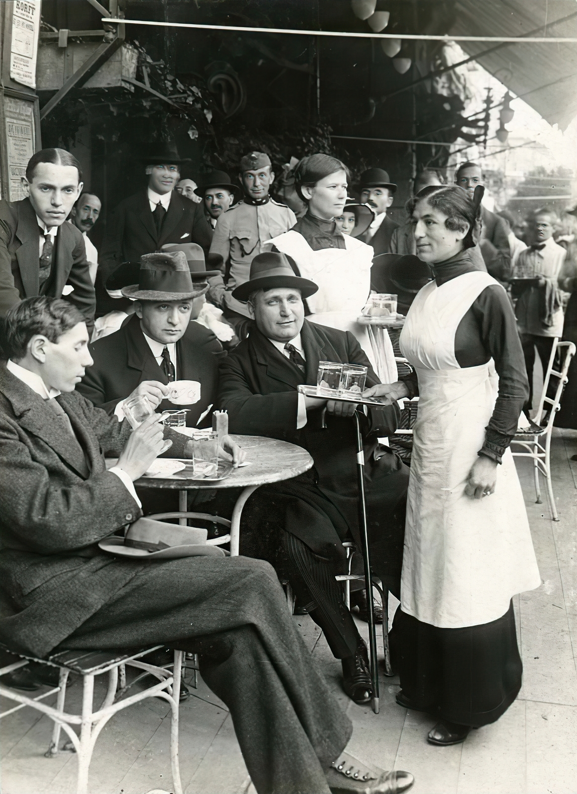 Hungary, Budapest VII., Erzsébet körút 9-11., a New York kávéház terasza, az asztalnál Emőd Tamás, Szép Ernő, Heltai Jenő írók., 1915, Országos Széchényi Könyvtár, Budapest, glass, celebrity, waiter, tray, cup, Fortepan #256260