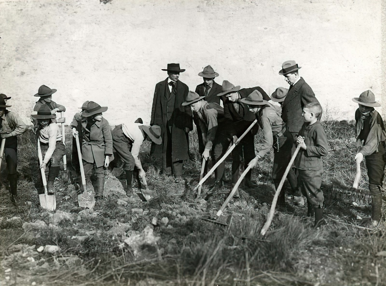 Hungary, Budapest, egy polgári iskola diákjai átengedett parlagföldeken földműves munkát végeznek 1915. áprilisában., 1915, Országos Széchényi Könyvtár, hat, rake, boys, spade, Fortepan #256262