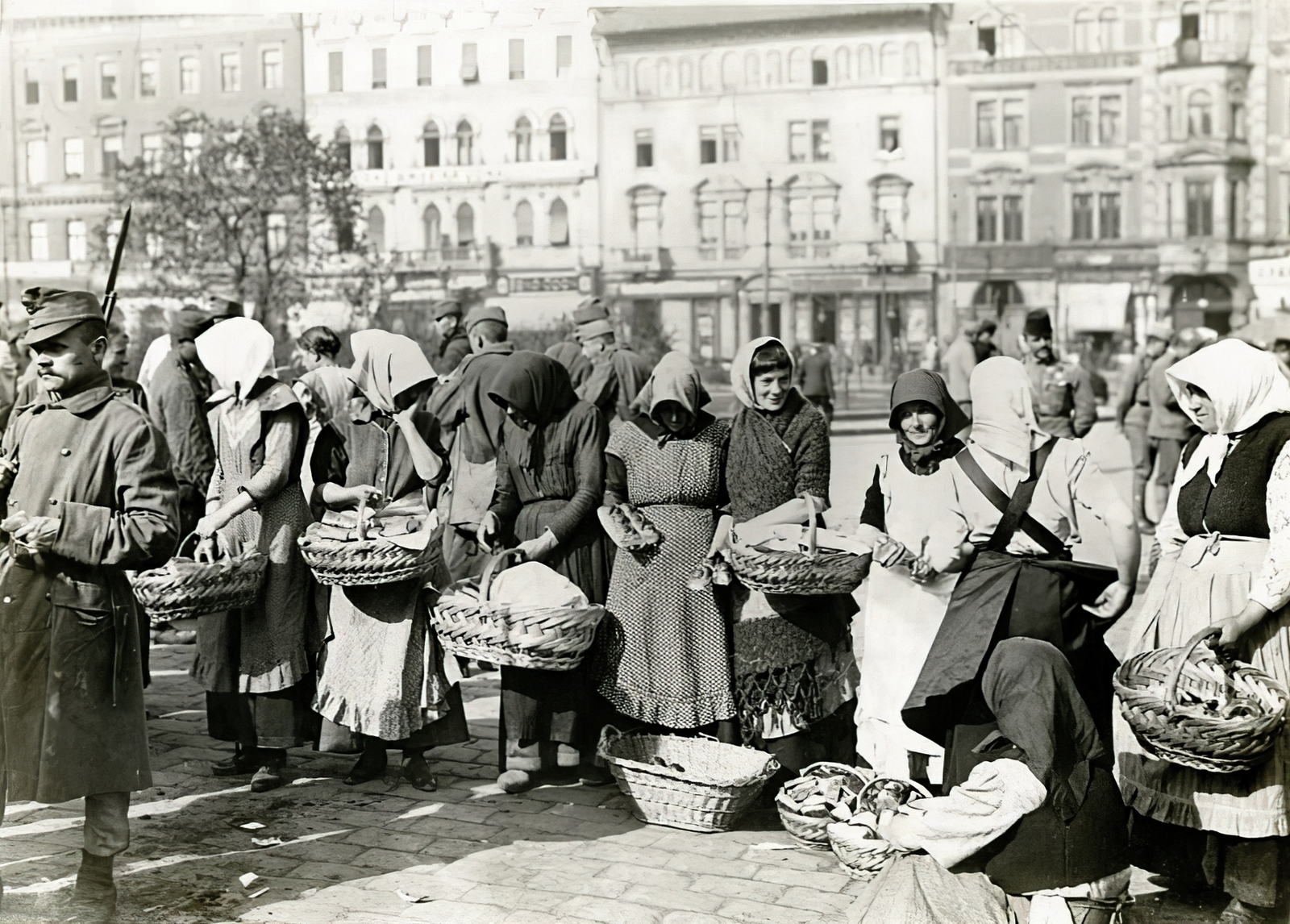 Hungary, Budapest VII.,Budapest VIII., Baross tér a Keleti pályaudvar indulási oldalánál a frontra indulóknak ételadományt hozó asszonyok. Háttérben a Thököly út Nefelejcs utca - Hernád utca közötti házsora., 1918, Országos Széchényi Könyvtár, costermonger, basket, Budapest, Fortepan #256264