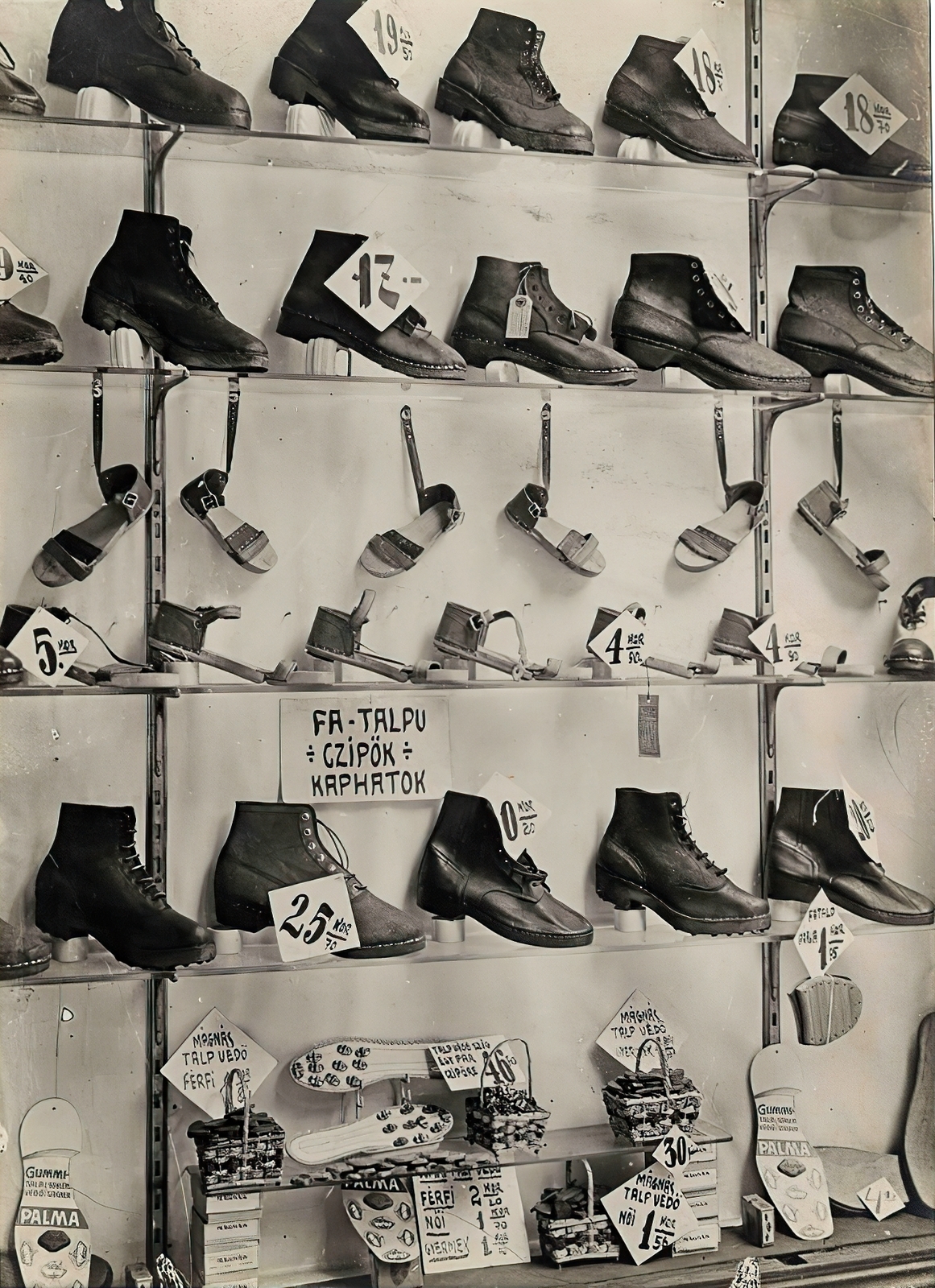 Hungary, Budapest, a kirakatban az első világháború alatt, nyersanyaghiány miatt fából gyártott talppal készült cípők láthatók., 1918, Országos Széchényi Könyvtár, high-top shoes, price tag, First World War, Show window, shoe, Fortepan #256267